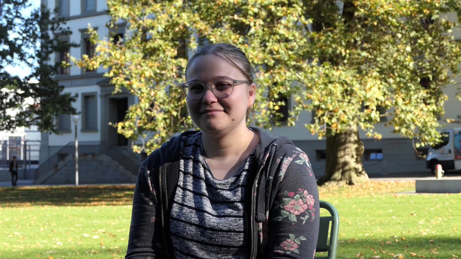 "Die Jugendsession ist für mich das Highlight des Jahres." | Luisa Högger - Co-Präsidentin der Eidgenössischen Jugendsession - spricht über die vor der Tür stehende Jugendsession. Für sie wird die Jugendsession das Highlight des Jahres. Wenn du erfahren willst was ihre Aufgaben vor und während der Jugendsession sind, was der lustigste Moment an der letzten Jugendsession war und wieso sie sich überhaupt für die Jugendsession engagiert, dann höre das Interview mit Luisa Högger. 2023 10 16 |