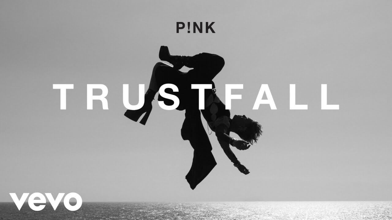 P!NK: Der neue Song "Trustfall" | (fta) Bereits im Oktober vergangenen Jahres erschien mit "Never Gonna Not Dance Again" die Lead-Single zum neuen Album "Trustfall". Dort präsentierte sich Pink mit einem charmanten Motown-Einschlag und verbreitete angenehmen 70s-Flair. |