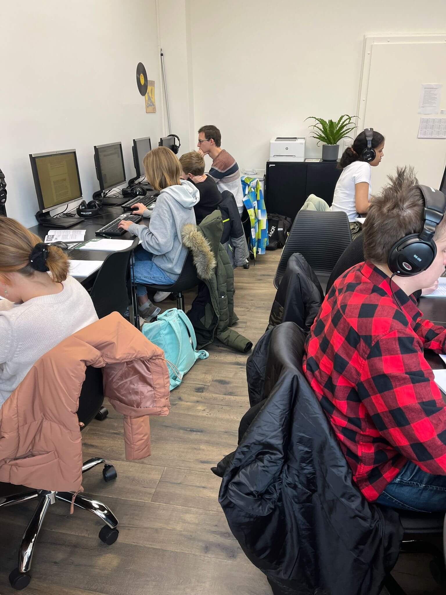 Ein Weekend bei Radio Summernight | Im Studio von Radio Summernight wirst du freundlich begrüsst und instruiert. Du erhältst deinen eigenen Platz mit Computer an dem du recherchieren, schreiben und hören darfst. Am Samstag recherchierst du über dein selbst gewähltes Thema und schreibst darüber einen Beitrag. Dieser nimmst du anschliessend mit dem professionellen Radio Summernight Mikrofon auf und schneidest deine Aufnahme zurecht. Die Aufnahme wird dann am Sonntag live im Radio abgespielt. Du wählst deine Musik, die Ansprache und die Abmoderation selbst und darfst über News, kurze Nachrichten oder das Wetter live im Radio berichten. FA149F29 4B23 4748 A431 D84565AF1FE5 |