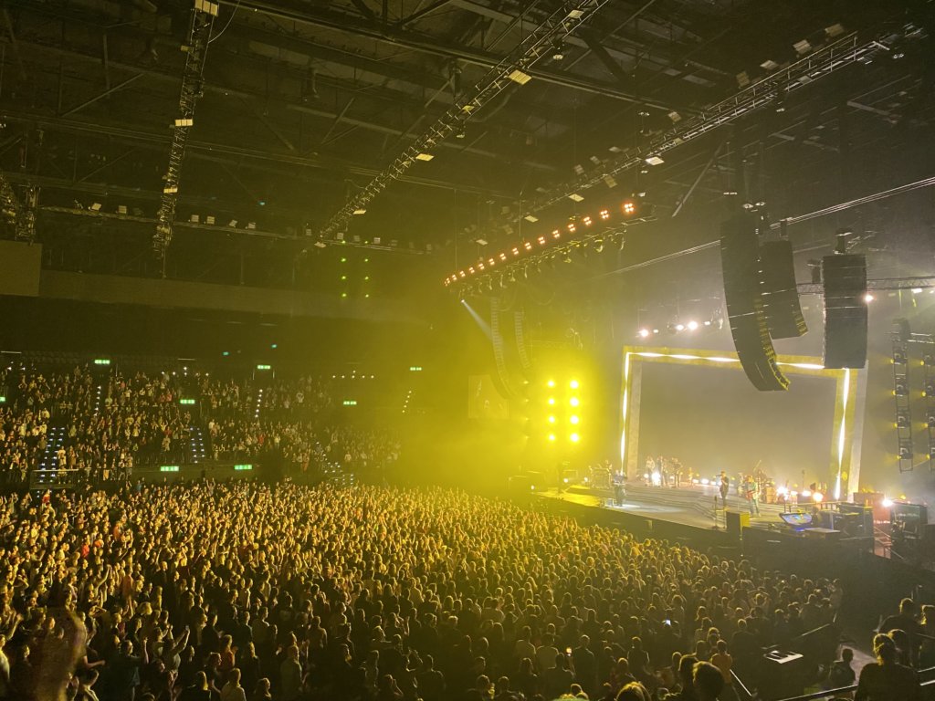 George Ezra sorgt für Stimmung im Hallenstadion | Am 25. Februar hatte George Ezra anlässlich seiner aktuellen Tour ein Konzert im Hallenstadion in Zürich. Als Vorsänger performte der britische Sänger Passenger, welcher das Publikum mit seinem weltberühmten Song ,,Let Her Go“ beeindruckte. IMG 4509 |
