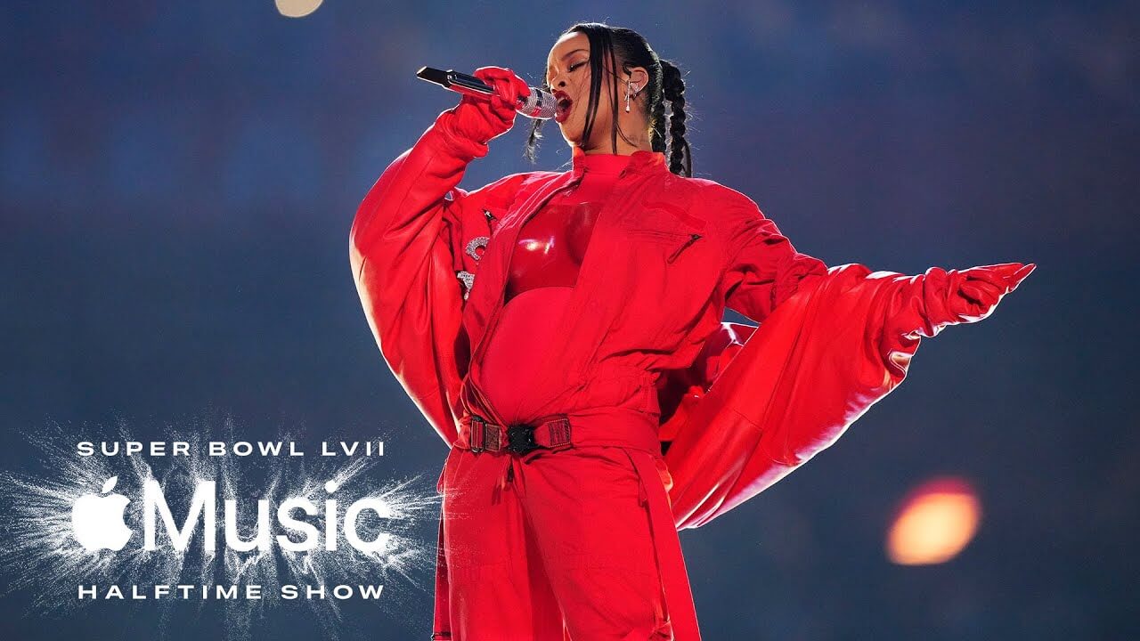 SUPER BOWL LVII: Rihanna überrascht mit Babybauch | Ja, sie ist wieder schwanger. Trotzdem rockt die Sängerin die Halftime mit ihren größten Hits. Vor vier Jahren hatte sie den Auftritt noch abgelehnt. maxresdefault 1 |