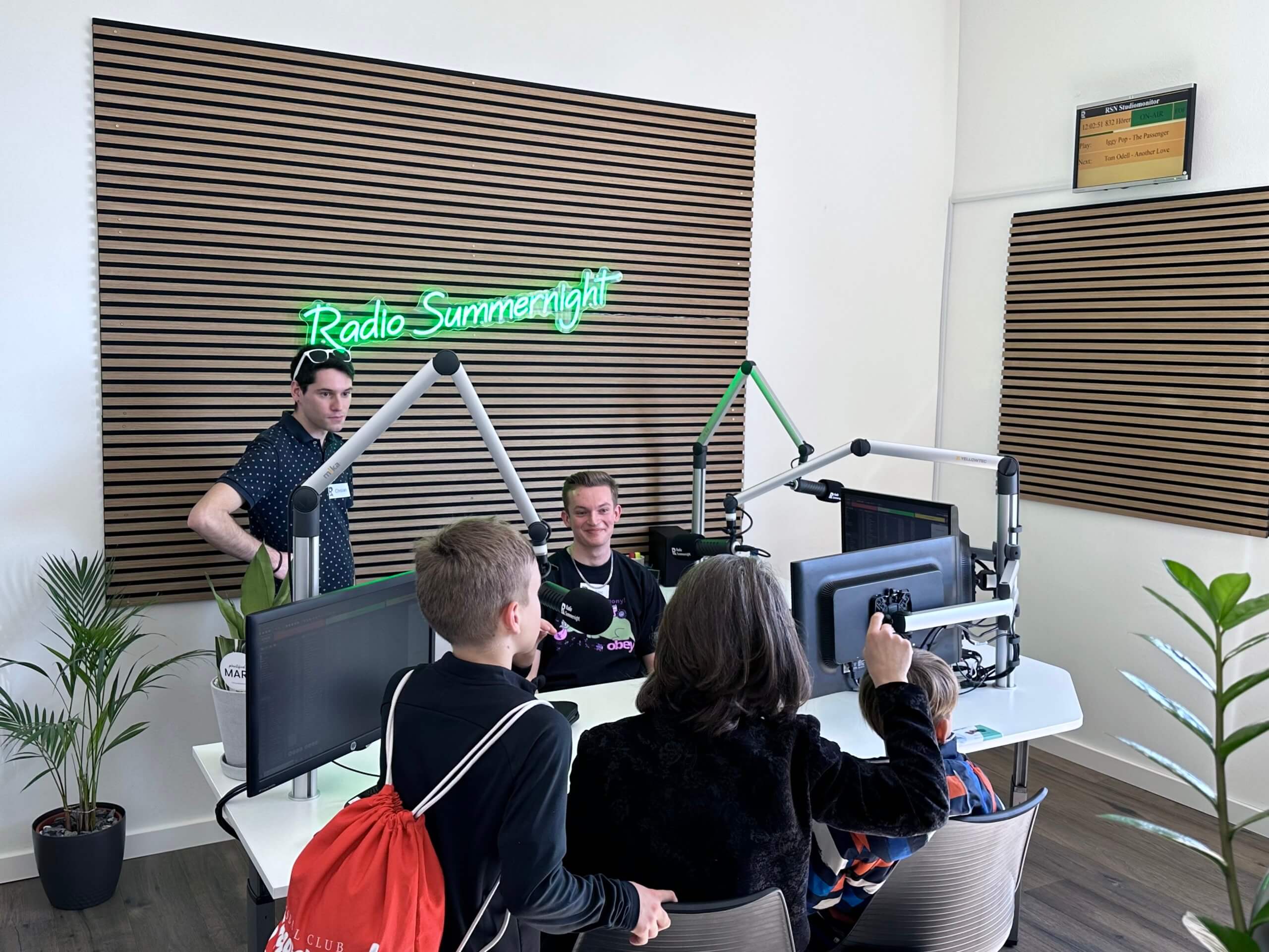 Das war der OpenDay bei Radio Summernight | Am vergangenen Wochenende öffnete das Radio Summernight (Zürcher Jugendradio) seine Türen für einen Tag der Offenen Tür. Viele junge Leute waren begeistert und nutzen die Gelegenheit, einen Einblick in die Radiowelt zu bekommen und hatten die Möglichkeit, an einem Workshop teilzunehmen, die von unseren Radiomoderatoren geleitet wurden. IMG 2502 scaled |