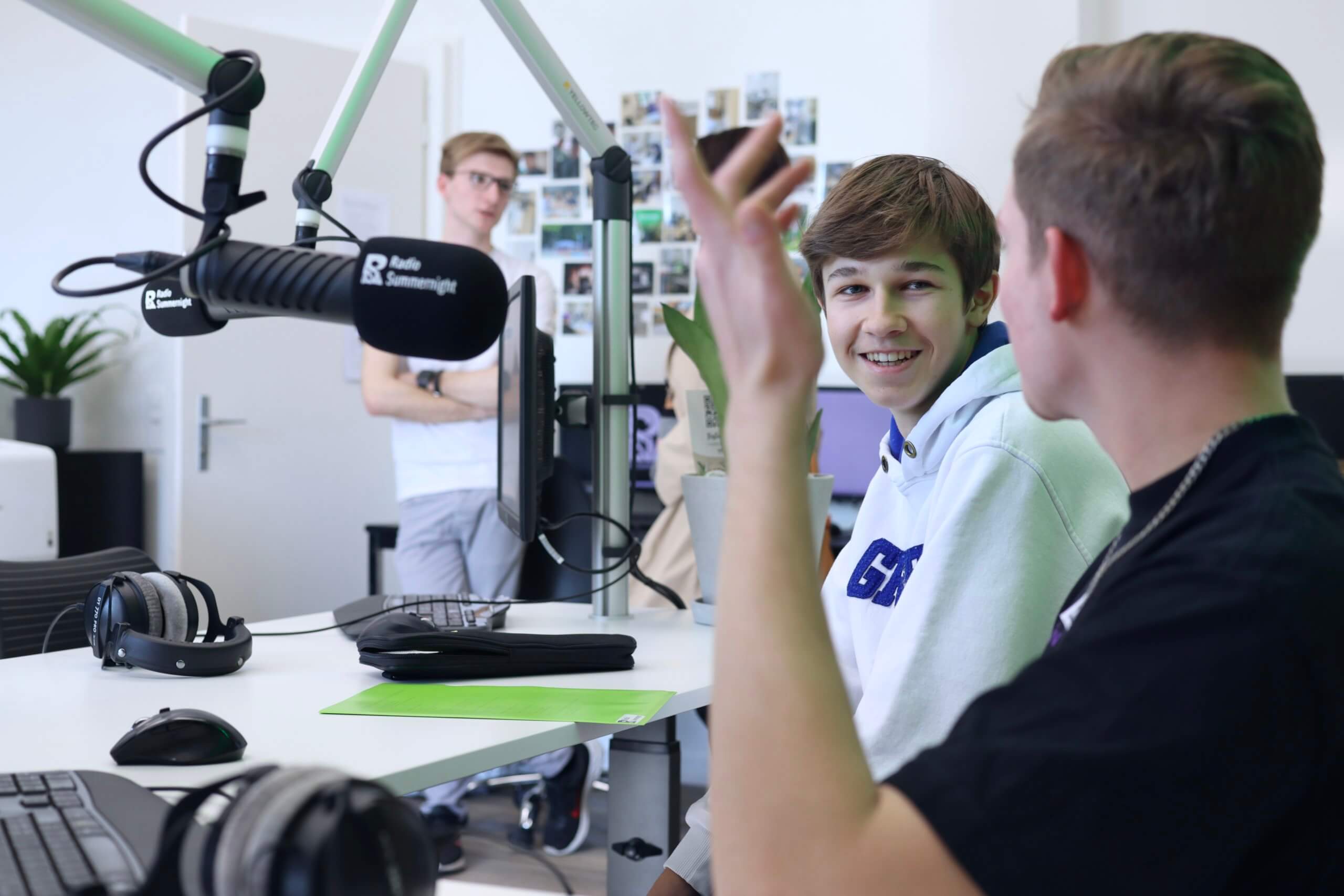 Projektwoche im Radio | Projektwochen beim Radio Summernight bieten eine einzigartige Möglichkeit für Schülerinnen und Schüler, Einblicke in die Welt des Radios zu gewinnen und ihre Fähigkeiten in den Bereichen Recherche, Schreiben, Produktion und Präsentation zu verbessern. IMG 8966 scaled |