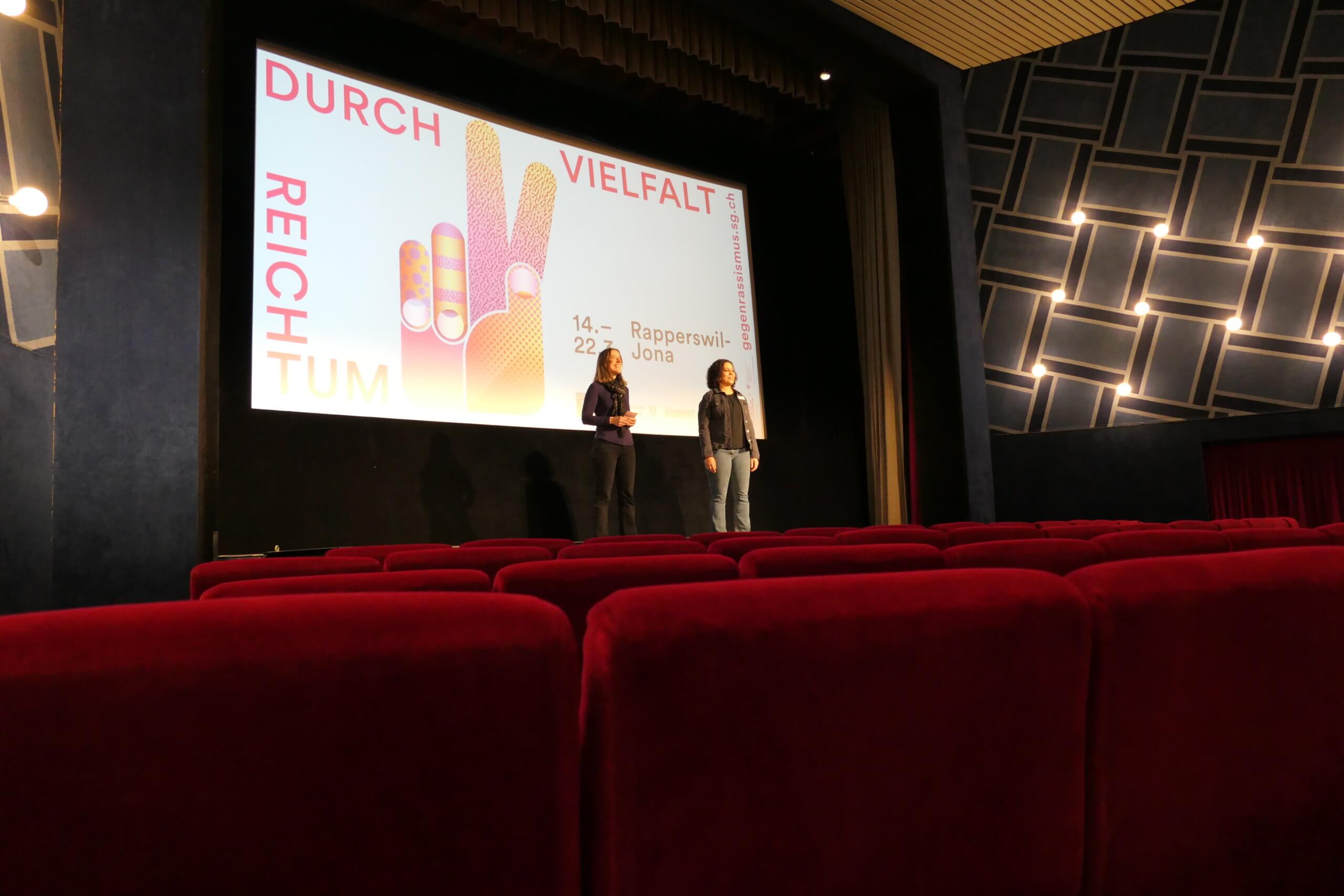 Auch schon Rassismus erlebt? | Radio Summernight war an den aktuell stattfindenen Aktionstagen gegen Rassismus in Rapperswil-Jona dabei. Mit dem Film "Contra" wurden die rund 140 Jugendlichen ans Thema Rassismus herangeführt. In einem interaktiven Talk wurde das Thema weiter zusammen mit den Organisatorinnen vertieft: P1011101 scaled |