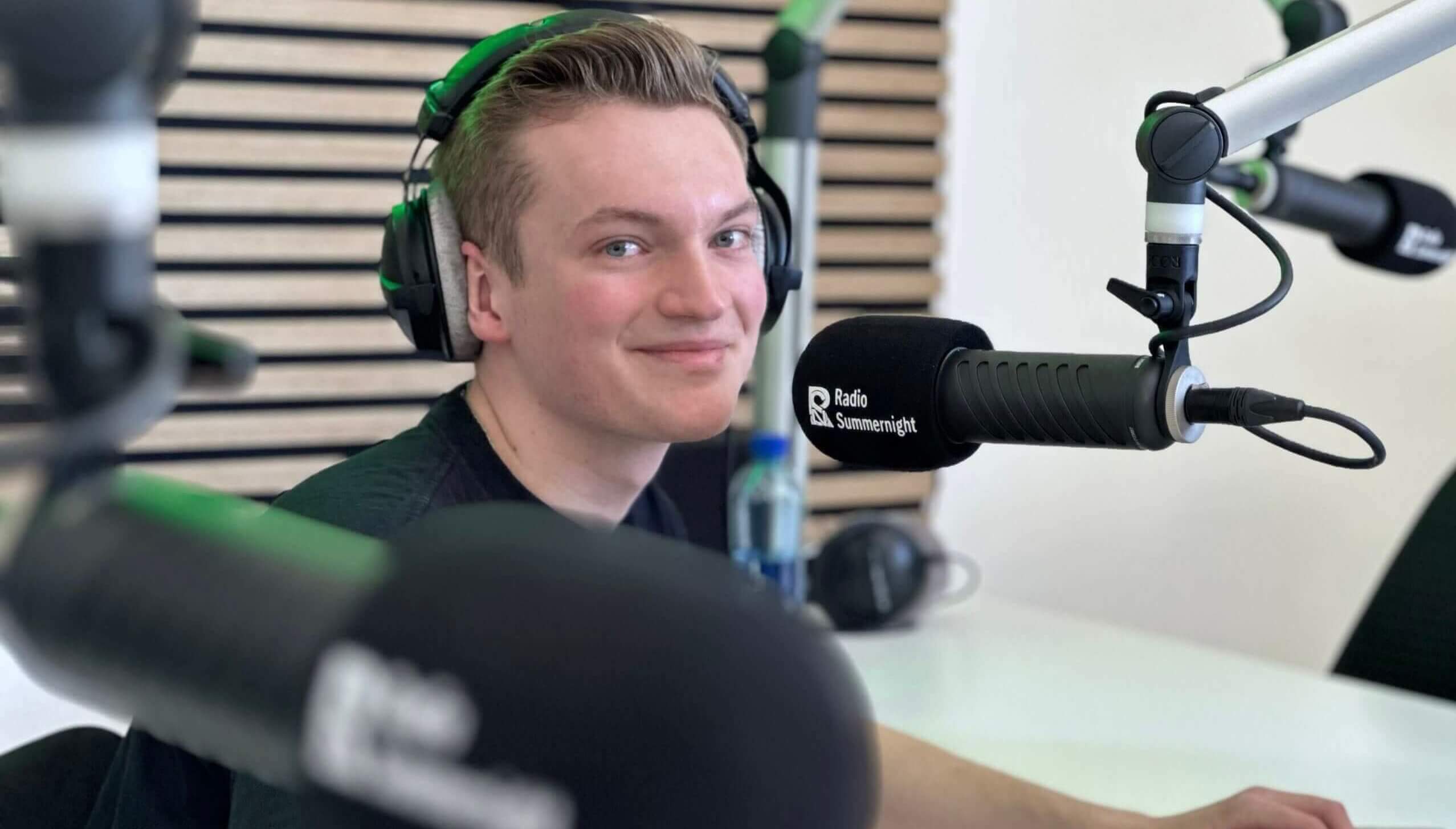 Radio machen als Hobby: Jetzt beim Jugendradio Summernight starten | Du bist auf der Suche nach einem spannenden und kreativen Hobby? Radio machen könnte genau das Richtige für dich sein! Bei Radio Summernight bieten wir jungen Menschen die Möglichkeit, unser Jugendradio zu gestalten und dabei wertvolle Erfahrungen zu sammeln. Egal, ob in Aarau oder Rüti ZH – unsere topmodernen Studios stehen dir offen, um dich auszuprobieren und deine eigene Radiosendung zu starten. cropped cropped IMG 2478 scaled 1 |