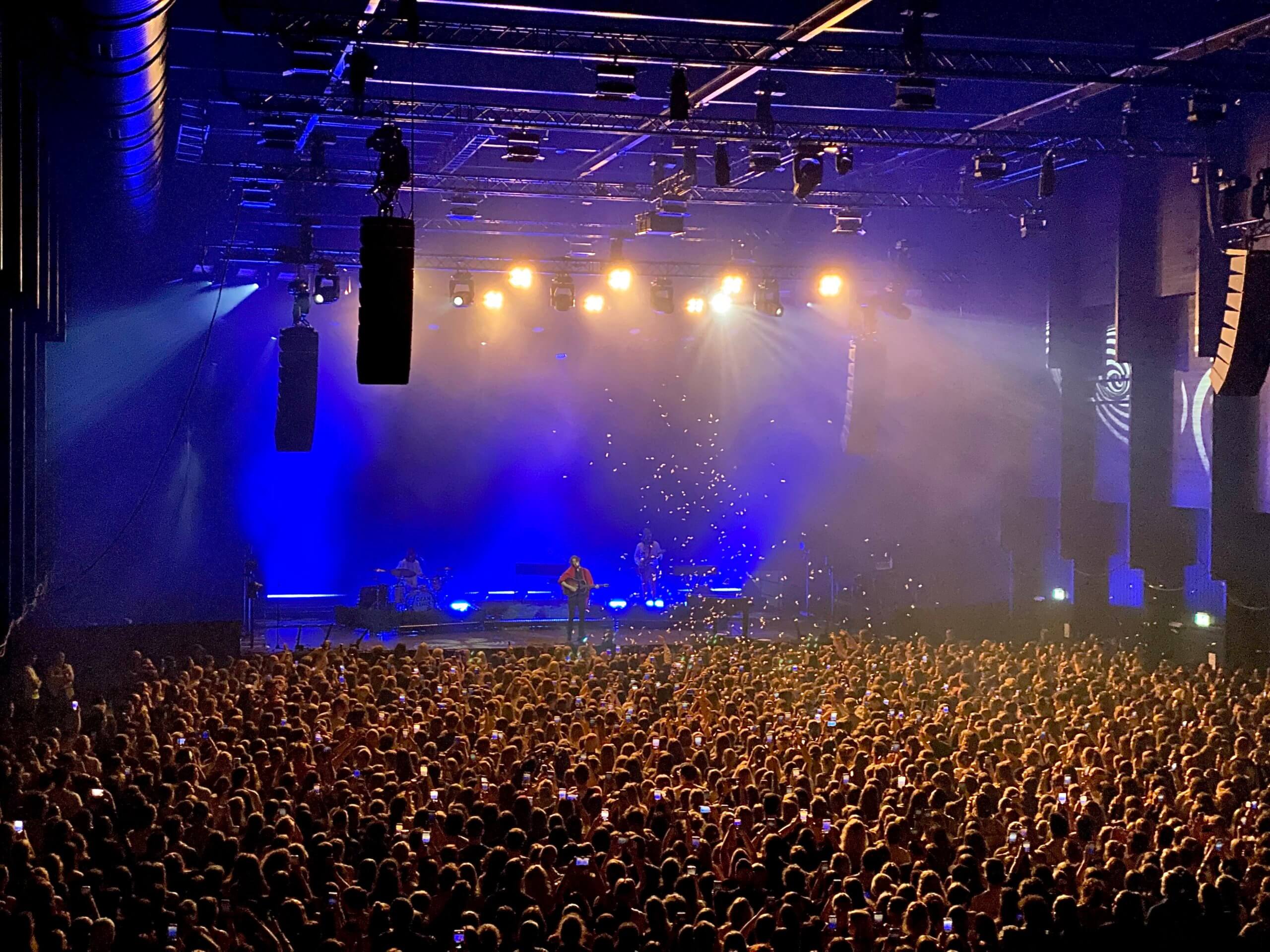 Dean Lewis begeistert Fans in ausverkaufter Halle 622 in Zürich | Pünktlich um 20 Uhr betrat die Vorband mit dem Sänger David Kushner die Bühne. Dieser spielte mehrere seiner berühmten Lieder, wie das noch unveröffentlichte TikTok Trendlied ''Daylight''. Um 21:00 war es so weit und Dean Lewis kam auf die Bühne und wurde von einem tosenden Applaus seiner Fans begrüsst. Der 35-jährige Sänger startete das Konzert mit dem Song "Hurtless", welches aus seinem Album "The Hardest Love" stammt. Es folgten weitere Hits wie "7 Minutes" und "Used To Love", bei denen die Stimmung immer ausgelassener wurde. IMG 5761 scaled |