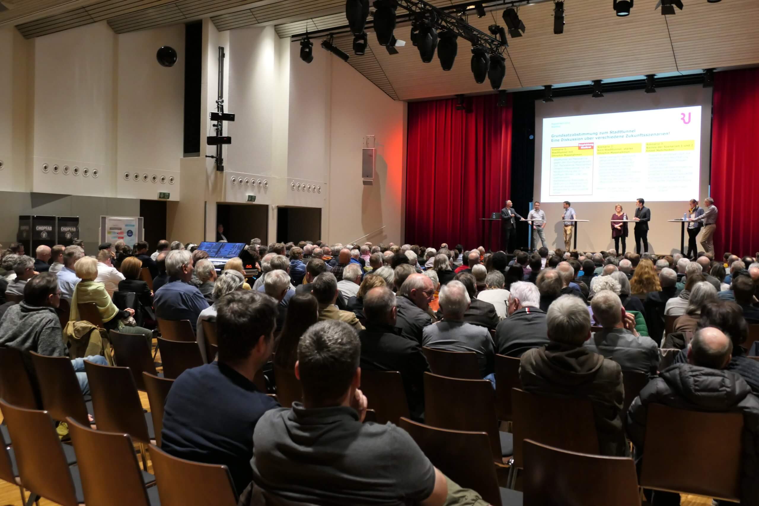 Hitzige Debatte um den Rapperswiler Stadttunnel | Gestern Abend fand im Kreuz in Jona die Veranstaltung "Stadttunnel als Chance?" statt. Die Bevölkerung erschien in grossen Massen: Über 300 Personen kamen an die Veranstaltung. Argumente der Befürworter und Gegner flogen durch den Saal. Zwischenrufe, Applaus und Statements aus der Bevölkerung führten zu einer emotionalen Debatte über ein Thema, welches schon seit Jahrzehnten beschäftigt. P1023070 scaled |