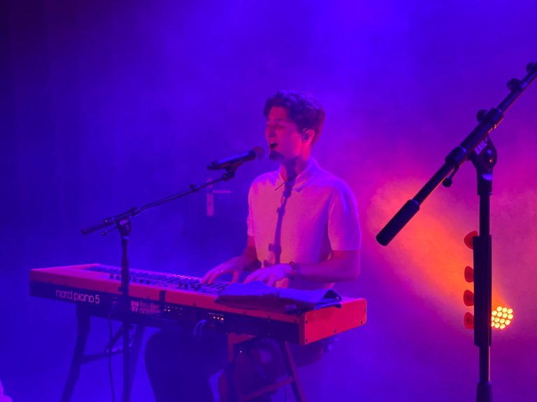 Premiere für Henry Moodie in der Schweiz! | 2022 hat Henry Moodie seinen ersten Song veröffentlicht und 2023 steht er, anlässlich seiner Europa Tour, bereits in Zürich im EXIL auf der Bühne! Die Karriere von Henry Moodie ist gar nicht anders als einen Raketenstart zu beschreiben. Henry Moodie