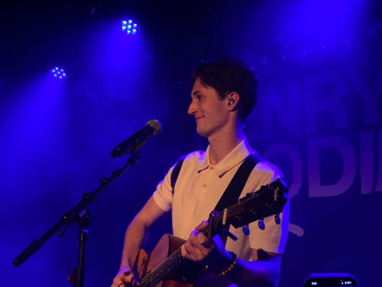 Premiere für Henry Moodie in der Schweiz! | 2022 hat Henry Moodie seinen ersten Song veröffentlicht und 2023 steht er, anlässlich seiner Europa Tour, bereits in Zürich im EXIL auf der Bühne! Die Karriere von Henry Moodie ist gar nicht anders als einen Raketenstart zu beschreiben. Henry Moodie