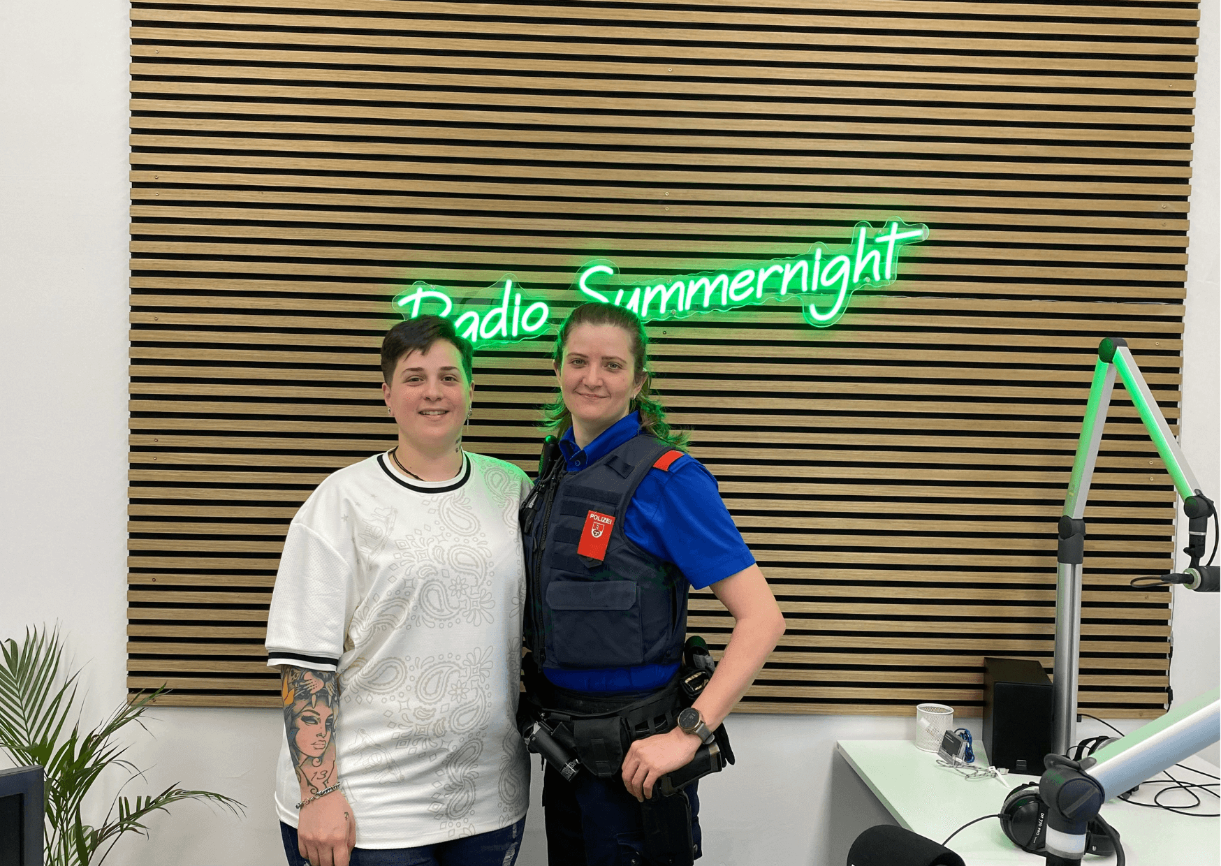 “Im Gespräch mit einer mutigen Polizistin: Spannende Einblicke in den aufregenden Alltag im Polizeidienst" | In einem neuen Radiosendungsformat von Radiosummernight namens Vero Talk präsentiert neuestens ein aufregendes Interview mit der angehenden Polizistin Sandra, die den Zuhörerinnen und Zuhörern einen tiefen Einblick in den Alltag des Polizeidienstes gibt. Mit eindrucksvollen Erfahrungen und beeindruckenden Kenntnissen ausgestattet, stellt Sandra ihre Faszination für den Beruf dar und vermittelt dabei, wie herausfordernd es sein kann, eine Polizistin zu werden. Kopie von Artikel Bild radiosummernight.ch 9 |