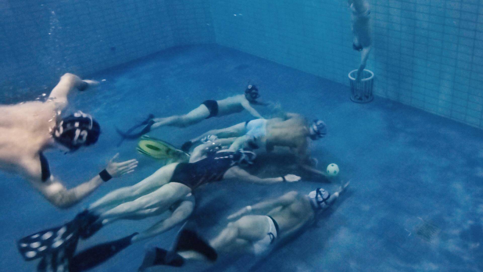 Unterwasserrugby: Ein schnelles und taktisches Spiel für Körper und Geist | Unterwasserrugby, auch bekannt als UW-Rugby oder Unterwasser-Rugby, ist eine Sportart, die es seit den 1960er Jahren gibt und in der Regel von Mannschaften zu sechs Personen gespielt wird. Die Spieler sind mit Tauchgeräten ausgestattet und tragen Flossen, Masken und Handschuhe, um sich unter Wasser zu bewegen. Unterwasserrugby 3 |