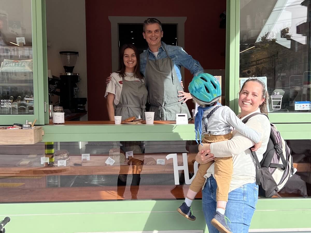 Hegifret: Das "Kaffi-Fänster" am Hegibachplatz | Das Hegifret Kaffeefenster in Zürich liegt direkt am Hegibachplatz und bietet eine Vielzahl an frisch gerösteten Kaffee-Spezialitäten an. Zusätzlich zu Kaffee gibt es auch Laflor-Schokoladengetränke, feine Gebäcke sowie Suppen und Bagels für das Mittagessen. Neben dem Kaffeefenster befindet sich der Eingang zum Kultur Hegifret Verein, wo einige gemütliche Sitzplätze zur Verfügung stehen. cafe zurich kaffeefenster hegifret hoch.jpg 1200x900 q85 crop subsampling 2 |