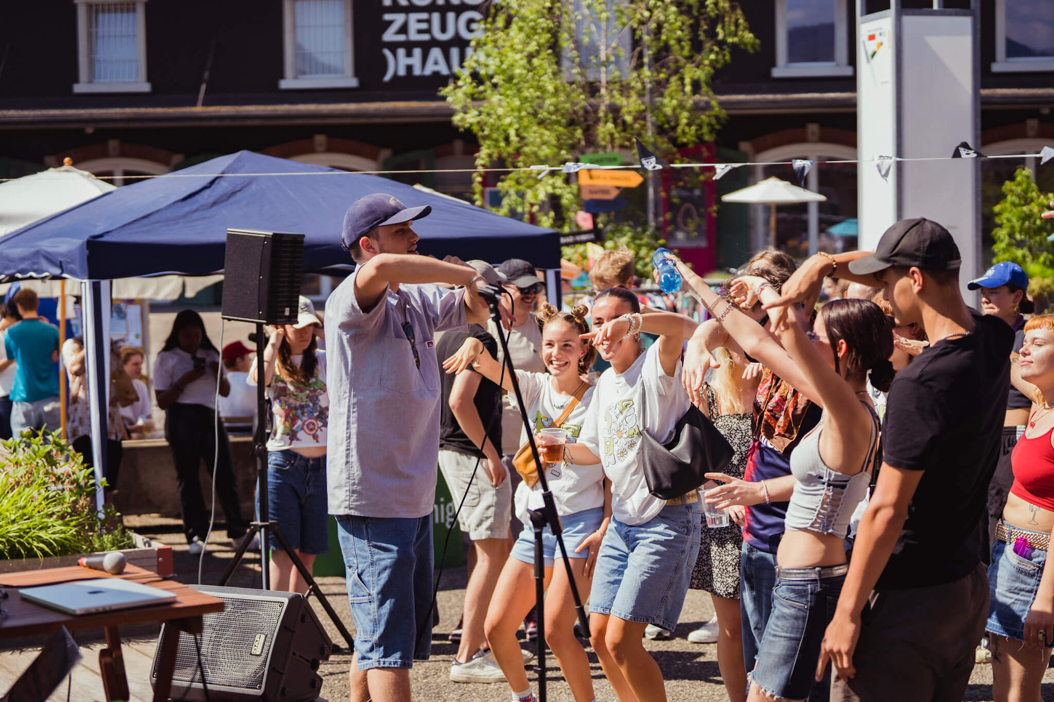 Jugendfestival auf dem Zeughausareal in Rapperswil begeistert 150 Besucher | Am Samstag fand auf dem Zeughausareal in Rapperswil das erste Jugendfestival präsentiert von Radio Summernight statt. Unter strahlendem Sonnenschein versammelten sich rund 150 Jugendliche, um gemeinsam einen unvergesslichen Tag zu erleben. IMG 9499 |