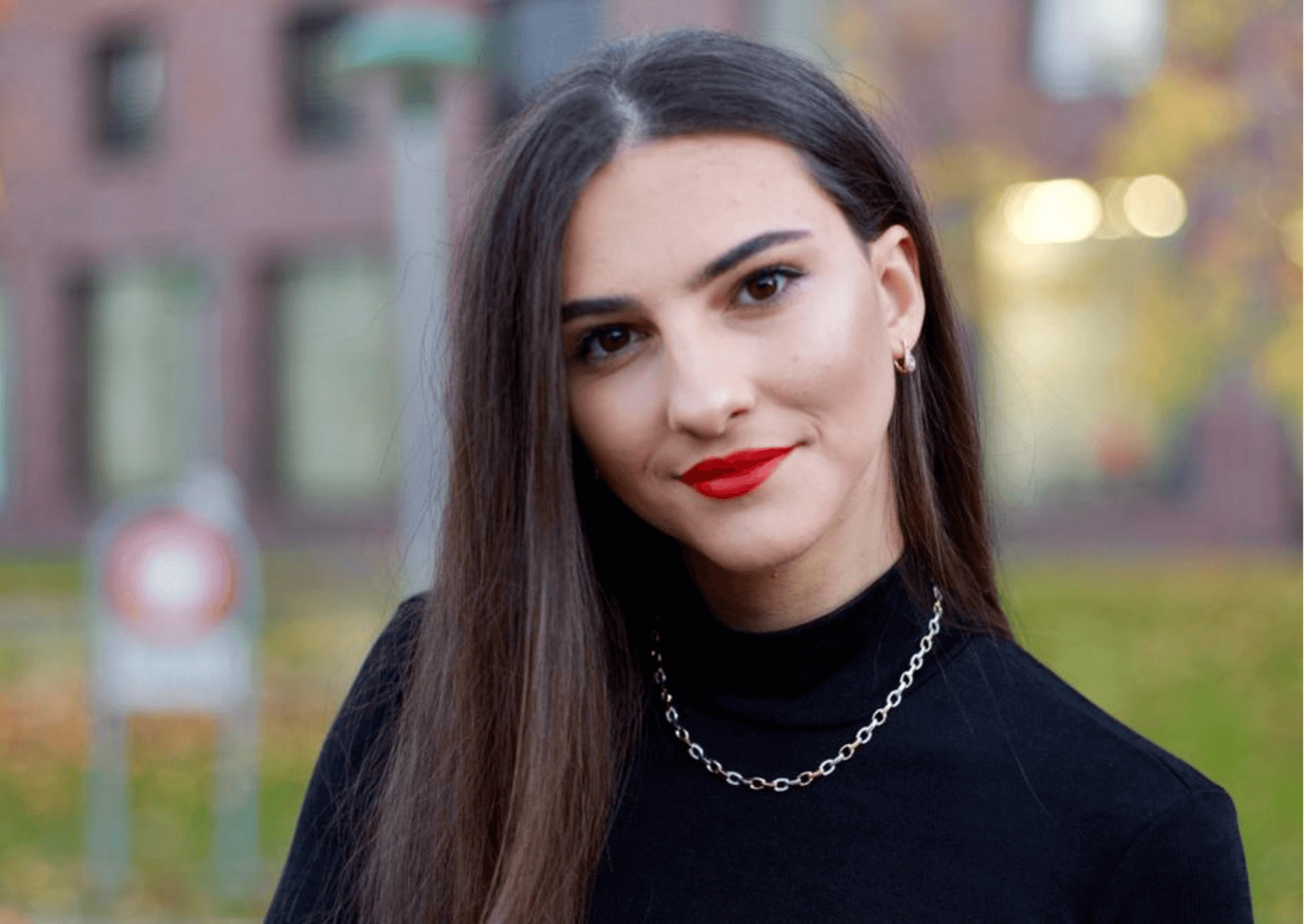"Schmuck für die Seele: Die Schmuckhändlerin, die Individualität zum Ausdruck bringt" | Immer auf der Suche nach einem erfüllenden Beruf, fand Alisa nach einer Lehre als KV nicht die gewünschte Erfüllung. Doch ihre Mutter, eine erfahrene Schmuckverkäuferin, hatte sie schon immer von einem eigenen Schmuckgeschäft träumen lassen. So wagte Alisa bereits im zarten Alter von 19 Jahren den Schritt und eröffnete vor sechs Jahren ihr eigenes Schmuckgeschäft. Kopie von Kopie von Artikel Bild radiosummernight.ch |