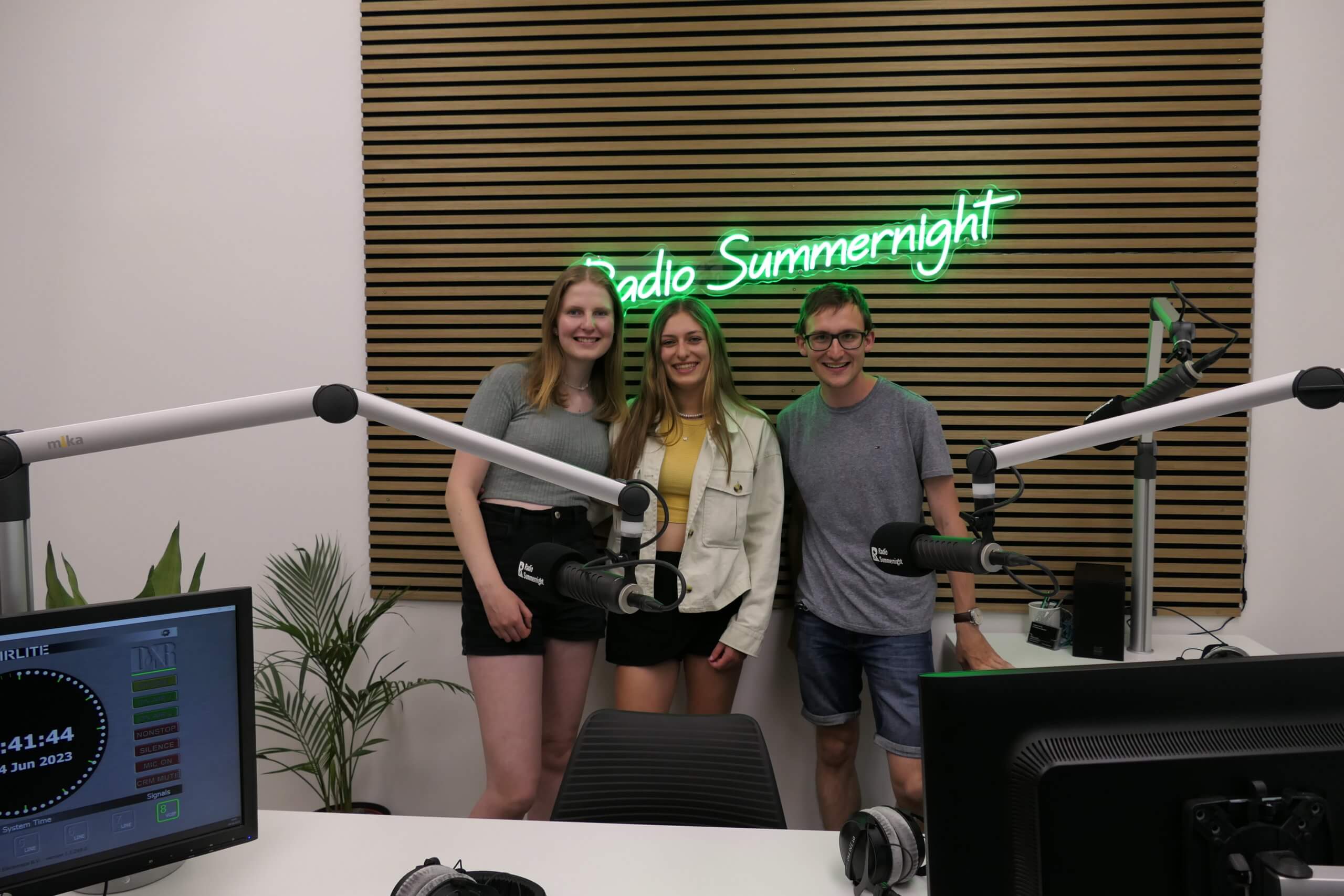 "Wir möchten allen Jugendlichen - die es möchten - eine Stimme geben." | Vera Glur (17) und Lena Gauer (18) setzen sich für mehr Mitbestimmung der Jugendlichen und Stimmrechtsalter 16 ein. Radio Summernight hat sie als aktuellem Anlass interviewt. Stimmrechtsalter 16 kommt am Montag, 12. Juni im Nationalrat zur Abstimmung. Die beiden Kolleginnen sind aus Rapperswil-Jona. Sie engagieren sich regional im Jugendrat von Rapperswil-Jona für die Anliegen der Jugendlichen. Sie erzählen in dieser Folge über ihre Motivation, sich für mehr Mitbestimmung von Jugendlichen einzusetzen und wieso die Schweiz Stimmrechtsalter 16 braucht. P1023974 scaled |
