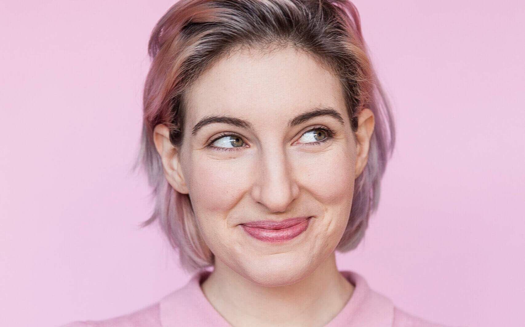 "Anna Rosenwasser: Aktivistin, Politikerin und Autorin – Eine Stimme für den Wandel" | Die inspirierende Geschichte von Anna Rosenwasser, von den rebellischen Anfängen bei der Milchjugend bis hin zur engagierten Aktivistin, Politikerin und Autorin, ist ein faszinierender Weg des Wandels. Als sie erkannte, wie ihre Aktivismusarbeit die Massen bewegen konnte, entfachte sie ein Feuer in sich, das bis heute brennt. Ihre unerschütterliche Hingabe gilt der Förderung von Frauenrechten und LGBTQ+-Rechten, und ihre Bemühungen haben bereits bahnbrechende Erfolge erzielt. Doch neben ihrem Einsatz für soziale Gerechtigkeit findet Anna Rosenwasser auch Zeit, ihre kreative Seite zu pflegen – sie widmet sich ihrem Sticker Buch und lebt sich im Sport aus. cropped Anna Rosa004 scaled 1 |