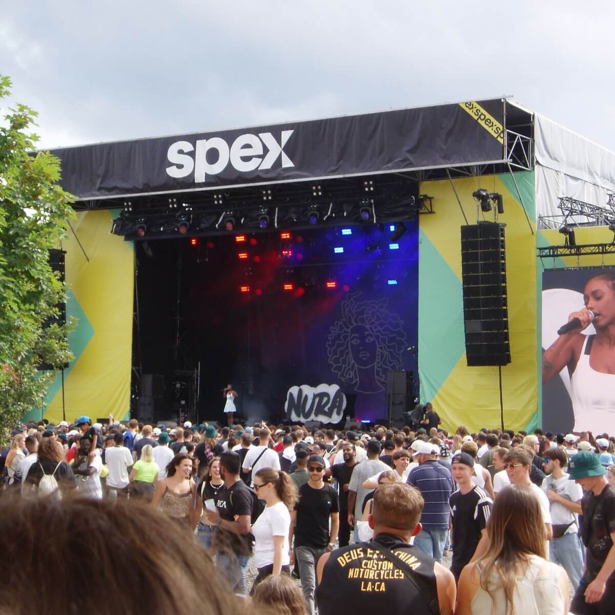 Spex Festival in Bern: ein neues Hip-Hop-Mekka? | In Bern fand zum ersten Mal das Spex-Festival statt. Grandiose Rapperinnen und Rapper standen auf der Bühne und begeisterten das Publikum. Abseits des Konzertrummels sorgten ein Graffitistand, ein Basketballcourt, ein Skate- und Bikepark und einiges mehr für einen kurzweiligen Openair-Aufenthalt. Radio Summernight ging auf Stimmenfang und wollte von den Festivalgängerinnen und Festivalgängern wissen, was es für das perfekte Openair noch braucht. IMG 20230723 WA0085 |