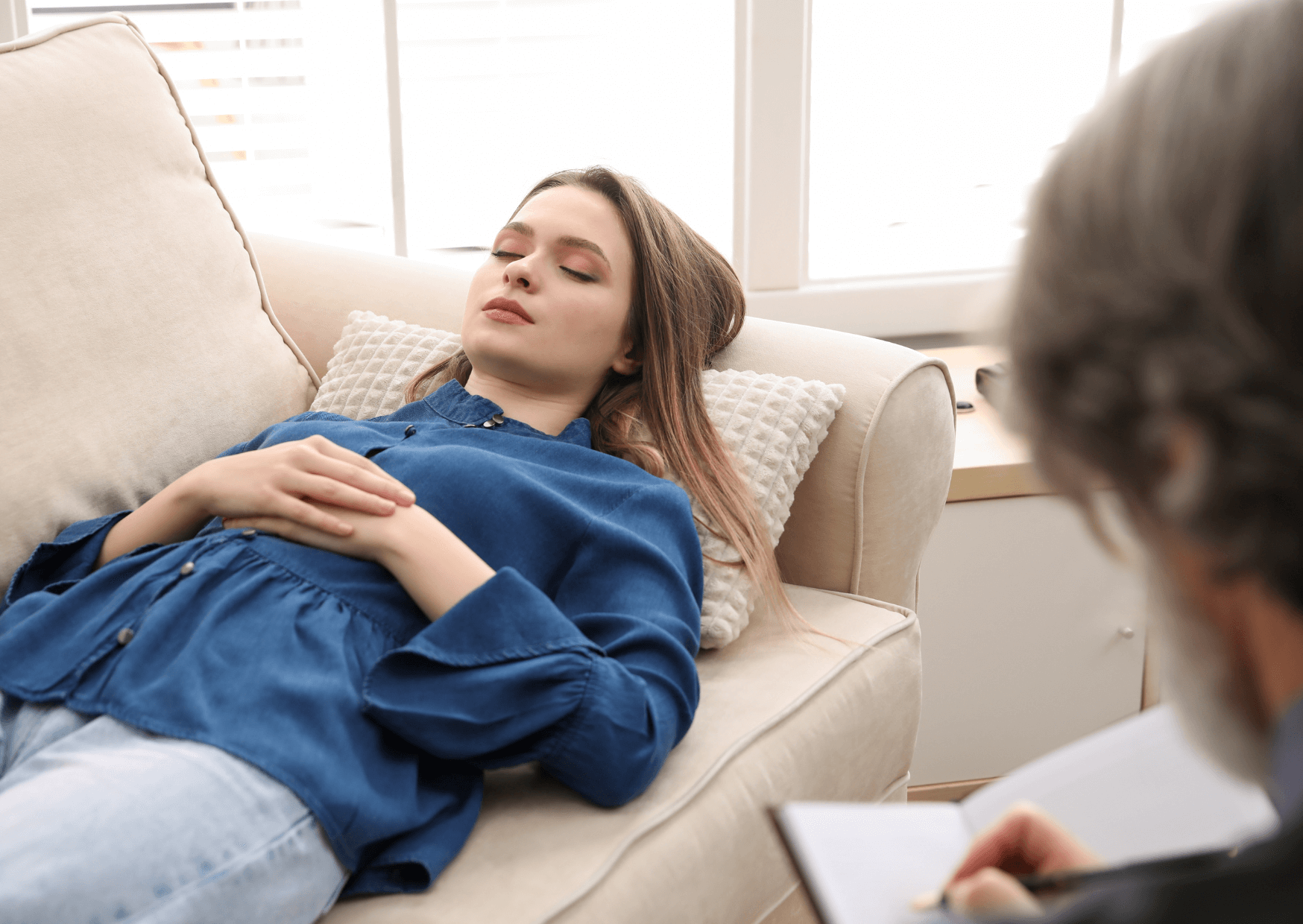 Hypnose | Kann für viele verschieden Dinge angewendet werden. Eine Hypnose unterdrückt die Aktivität in Hirnaalen wo der Mensch Tagträumen nachhängt oder seine Gedanken schweifen lässt. Kopie von Artikel Bild radiosummernight.ch 3 |