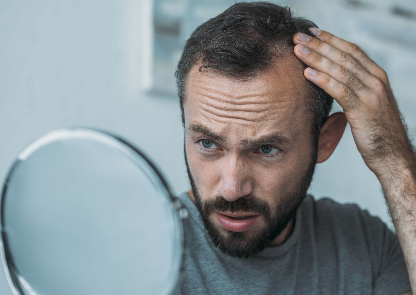 Haarausfall im fortgeschrittenen Alter: Pflegetipps und Strategien für gesundes und kräftiges Haar | Mit zunehmendem Alter kann Haarausfall ein besorgniserregendes Thema für viele Menschen sein. Insbesondere im fortgeschrittenen Alter können dünne und schwache Haare zu einer Herausforderung werden und das Selbstbild beeinflussen. Doch es gibt Möglichkeiten, die Gesundheit und Kraft der Haare auch im späteren Lebensabschnitt zu unterstützen. Kopie von Kopie von Artikel Bild radiosummernight.ch 13 |