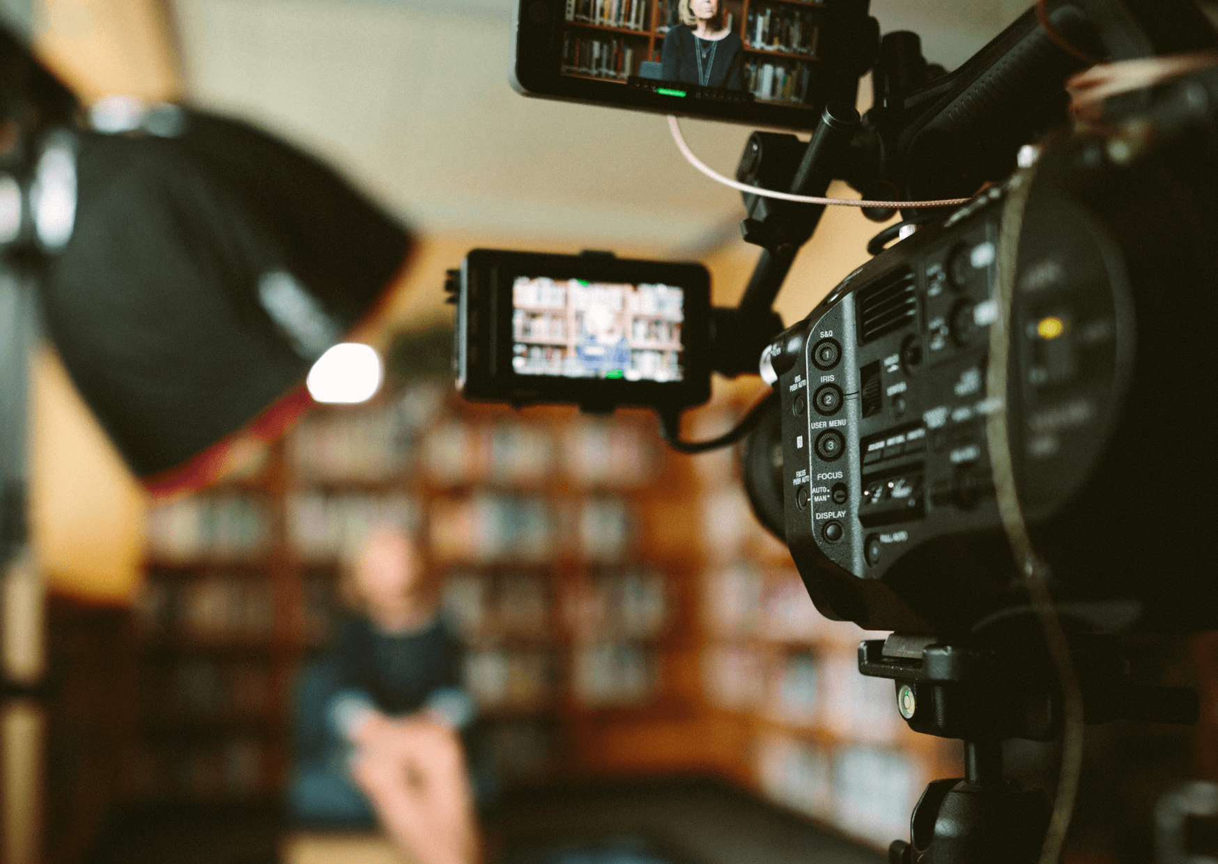 Die faszinierende Welt der Filmproduktion: Hinter den Kulissen der magischen Bilder | Filme haben die einzigartige Fähigkeit, uns in andere Welten zu entführen und unsere Vorstellungskraft zu beflügeln. Doch wie entstehen diese magischen Bilder, die uns so tief berühren? In diesem Blogbeitrag werfen wir einen Blick hinter die Kulissen der Filmproduktion und entdecken die faszinierende Welt, die den Filmen Leben einhaucht. Kopie von Kopie von Kopie von Artikel Bild radiosummernight.ch 1 |