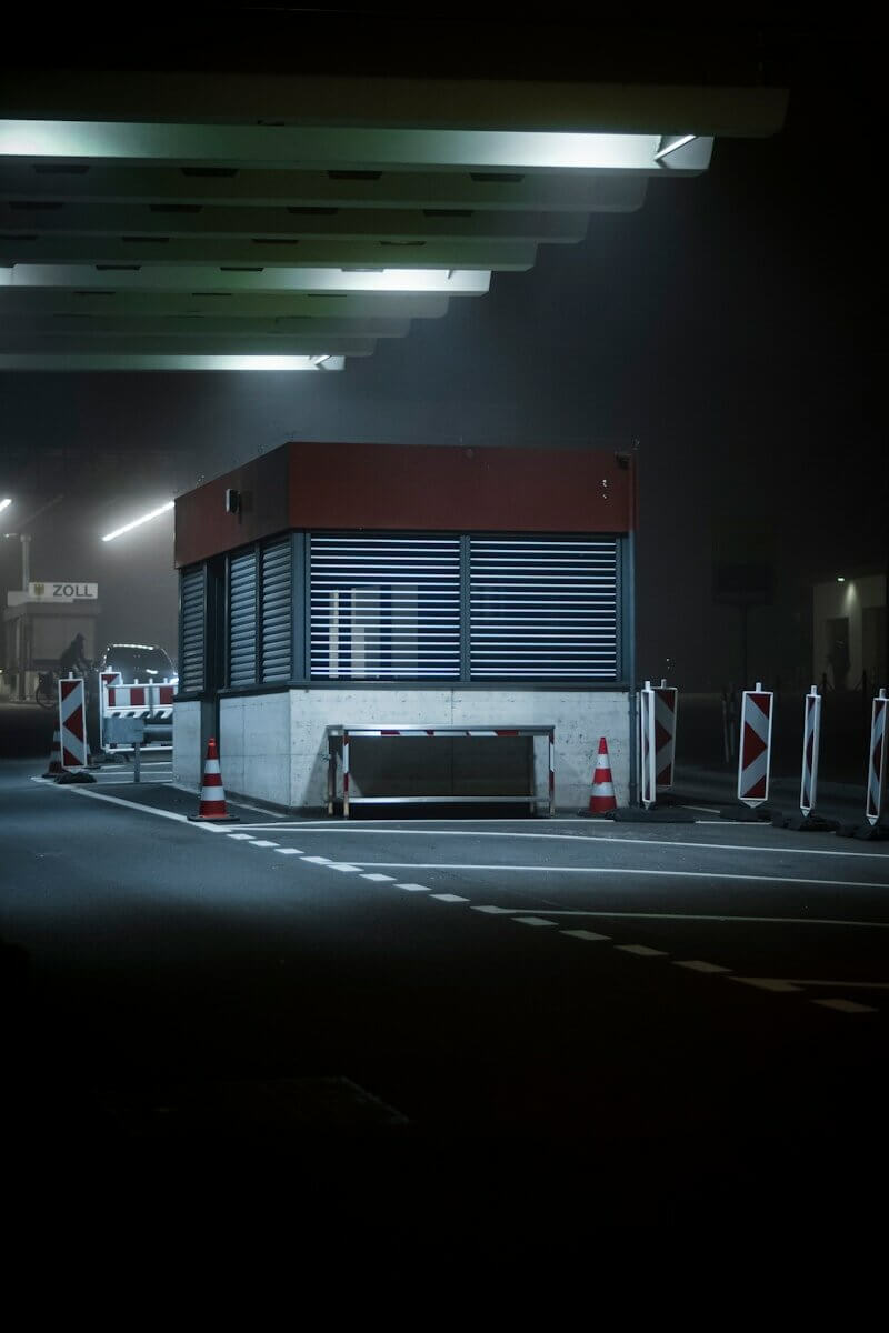 Radioweekend:Zollpolitik USA donald trump 1 a gas station at night with lights on