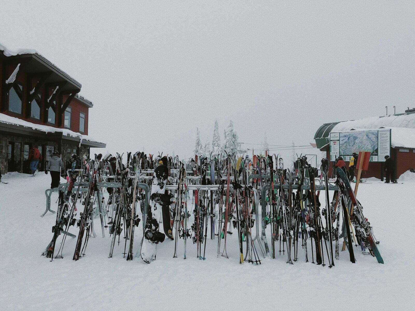 Ferienspass Mittelrheinland: Die entwicklung des Skis 1 people riding ski blades on snow covered ground during daytime