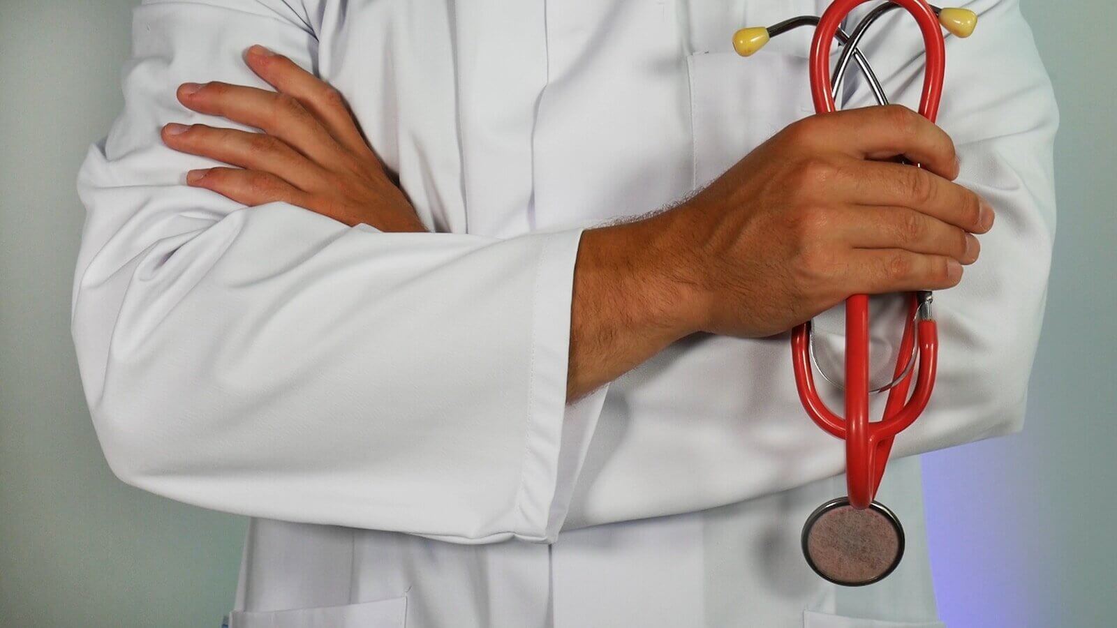 Krankenkassen werden weiter teurer aber langsamer 1 doctor holding red stethoscope