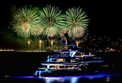 Radiobus und Popcorn mitten am Seenachtfest 57 fireworks over a boat