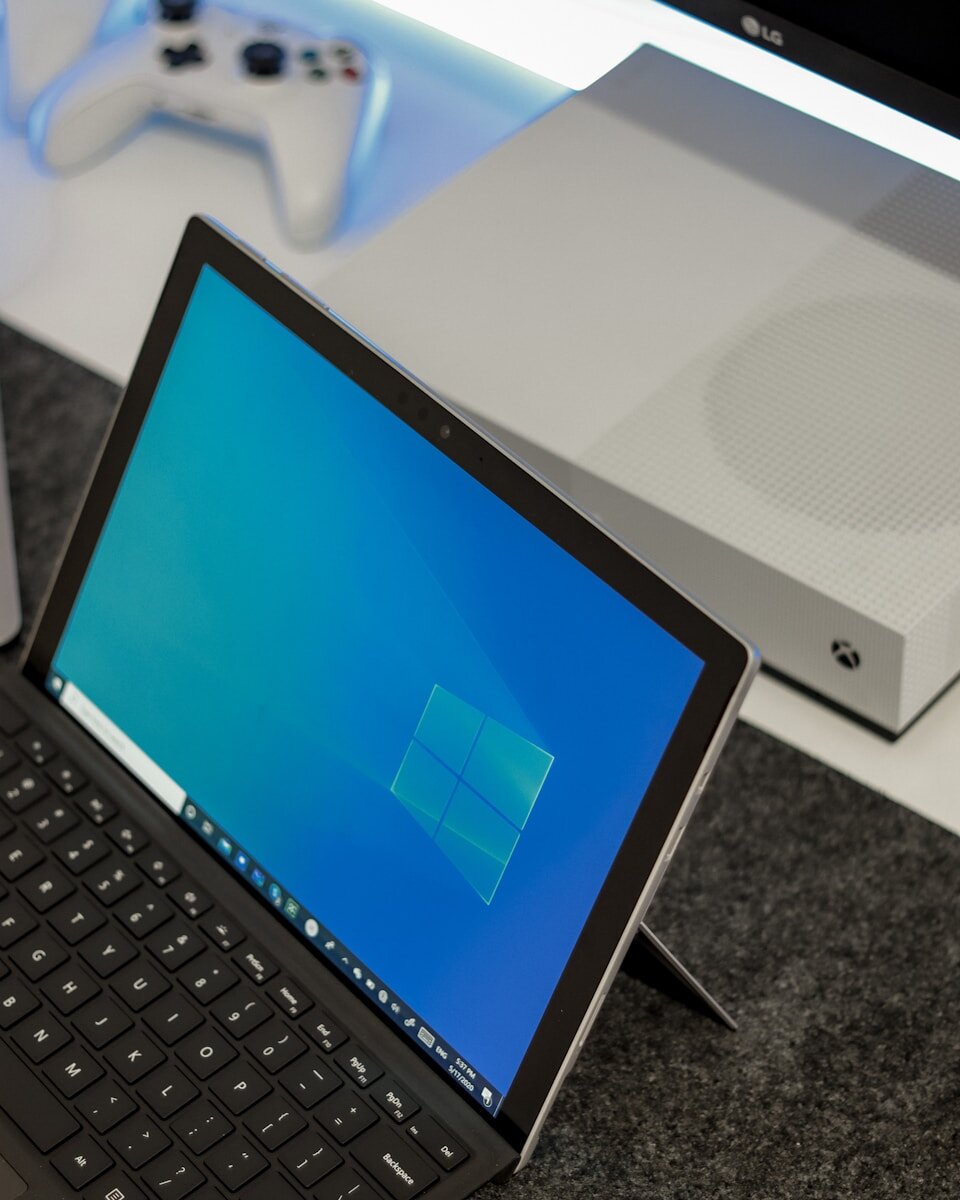 schule oberwil-lieli 1 black and silver laptop computer