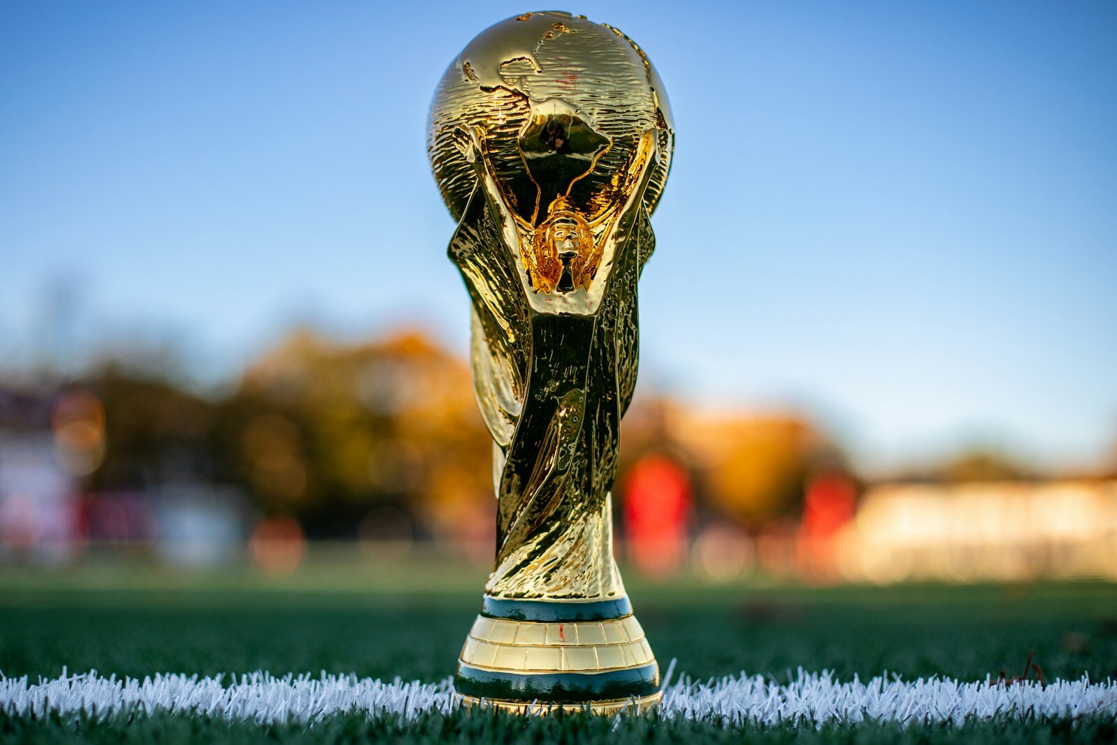 Schule Oberwil-Lieli: Ein Team , Ein Ziel 1 a soccer ball sitting on top of a golden trophy