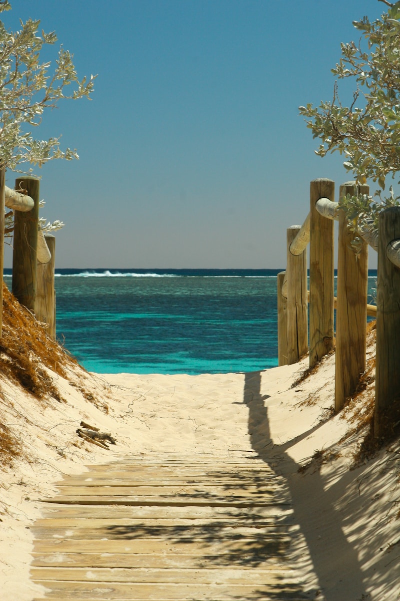 Schule Oberrieden: Lehrlinge Ferien 2 sandy path leading to turquoise ocean