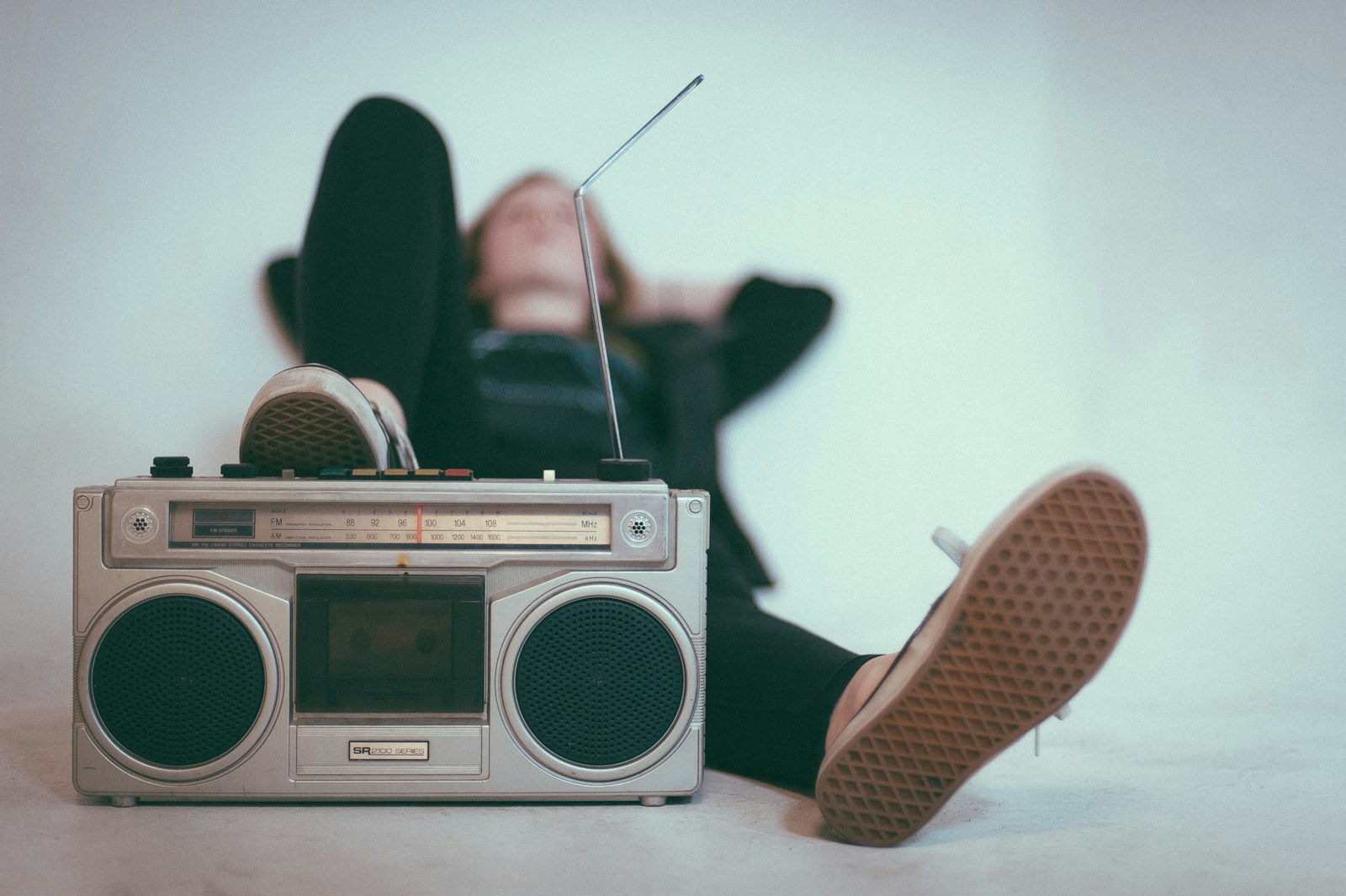 Schule Oberrieden: De Ifluss vo de Musik uf eusi Stimmig und Körper 1 woman laying on bed near gray radio