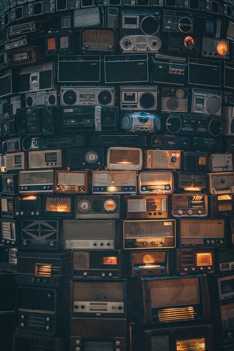 Schule Küsnacht: Ist der Radio heute noch relevant? 1 a large amount of old radio's stacked on top of each other