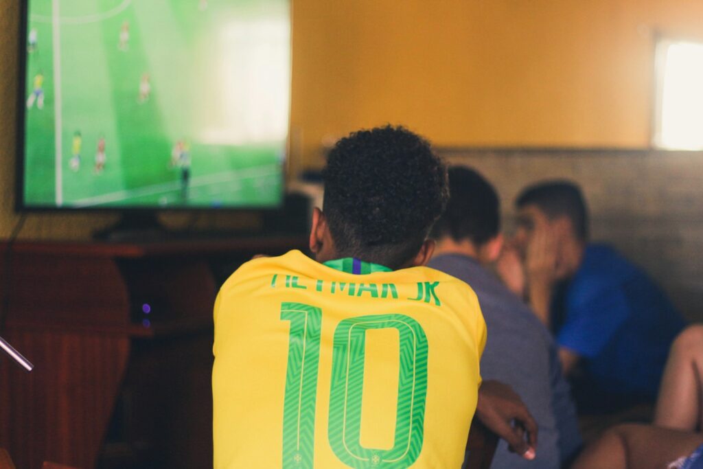 So schaust du blue TV im Ausland mit Schweizer VPN 1 man wears yellow and green jersey shirt