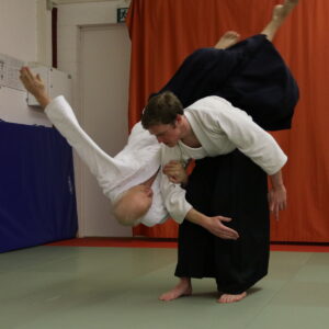 Aikido in Aarau: Holzschwert ausprobieren und Zeitung schneiden 16 Aikido in Aarau: Holzschwert ausprobieren und Zeitung schneiden