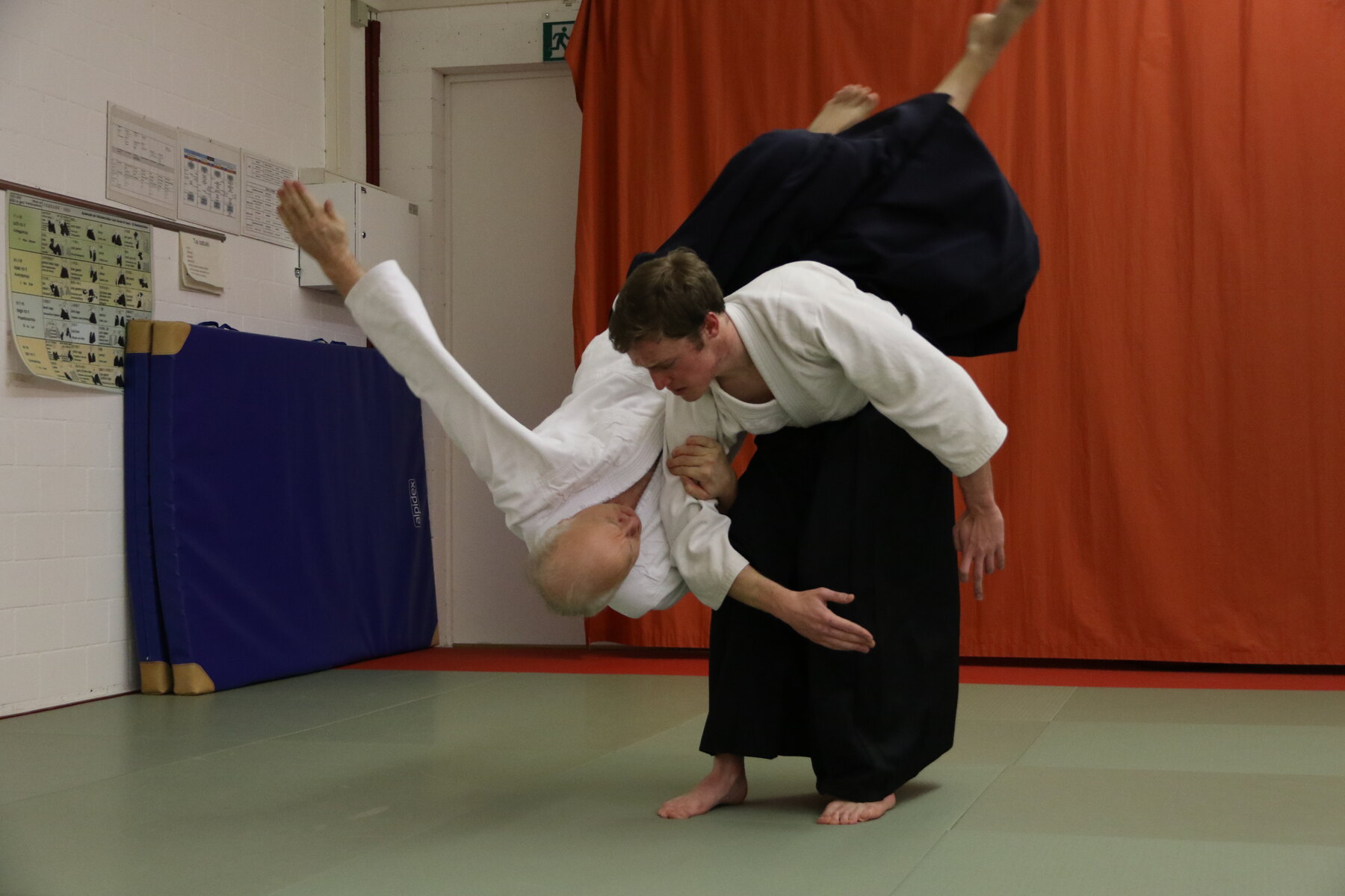 Aikido in Aarau: Holzschwert ausprobieren und Zeitung schneiden 7 Aikido in Aarau: Holzschwert ausprobieren und Zeitung schneiden