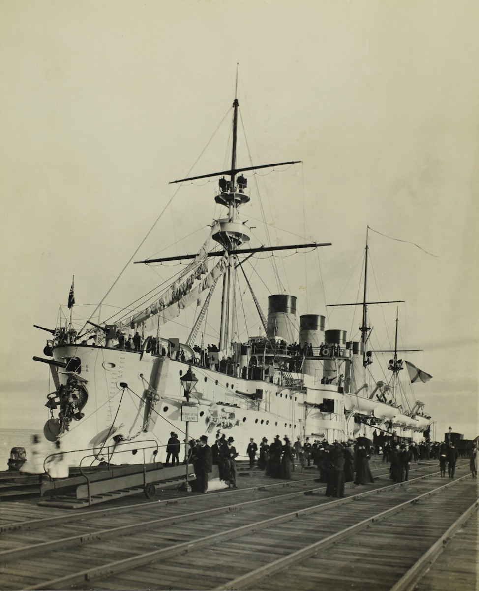 Wissen Podcast über die Titanic 1 grayscale photo of ship on pier