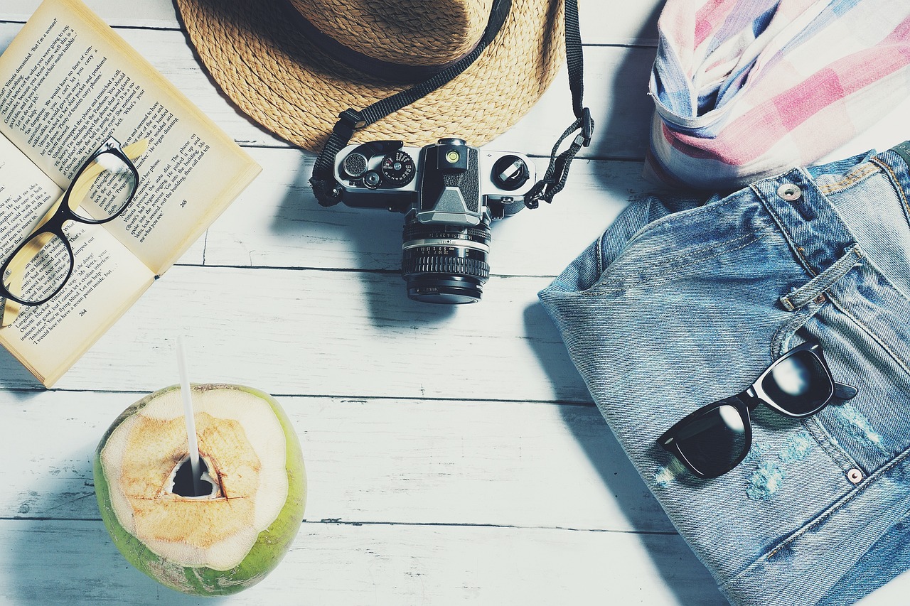 Reiseziele Gratis oder Günstig bereisen | Gratis oder günstig reisen in den Ferien hier sind drei Möglichkeiten wie ihr gratis oder günstig reisen könnt. summer, travel, vacation, holiday, trip, nature, journey, leisure, still life, flat lay