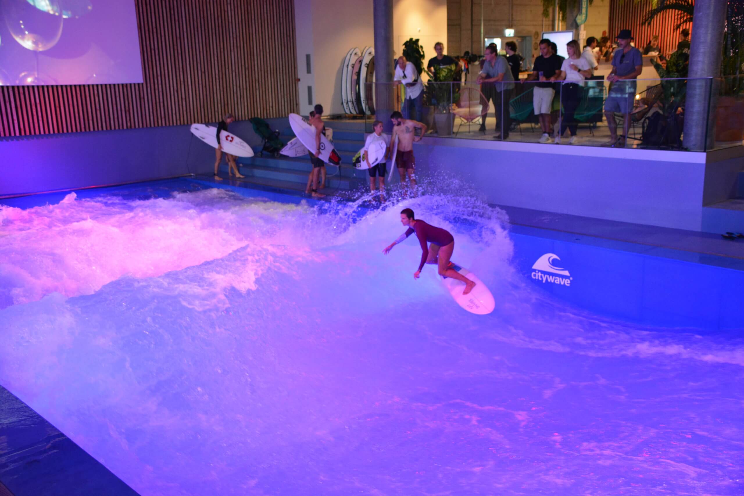 Surfen ohne Meer: die Welt des Rapidsurfings | Wenn man an Surfen denkt, dann haben viele ein Bild im Kopf vom Meer und schönen klaren Wellen. Doch auch in der Schweiz kann man Surfen, auf künstlichen Wellen und im Fluss. Es ist aber nicht genau das Gleiche und gibt gewisse Unterschiede. Die Sportart des "stehenden" Wellen Surfen auch als Rapidsurfing bezeichnet, ist noch relativ unbekannt, verbreitet sich jedoch in den letzten Jahren stetig. Es werden immer mehr künstliche Wellen gebaut auf der ganzen Welt. Ob diese Wellen sinnvoll sind, wenn man an die Nachhaltigkeit denkt, kann man sich darüber streiten. 397e8faf 35f2 4948 b060 f5eb034fcdbe scaled |