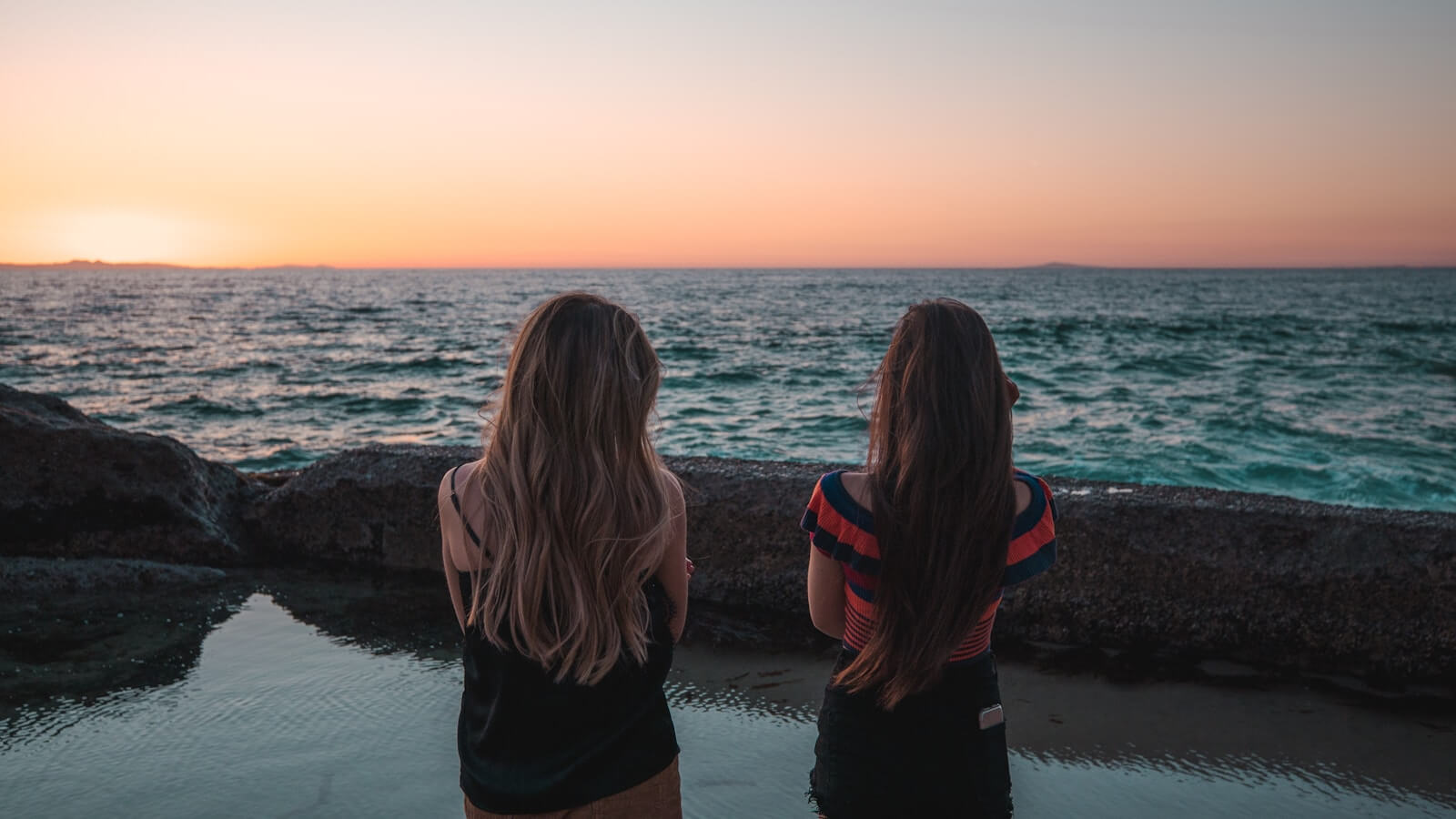 Ferienpass March: Freunde | two woman standing facing body of water during daytime
