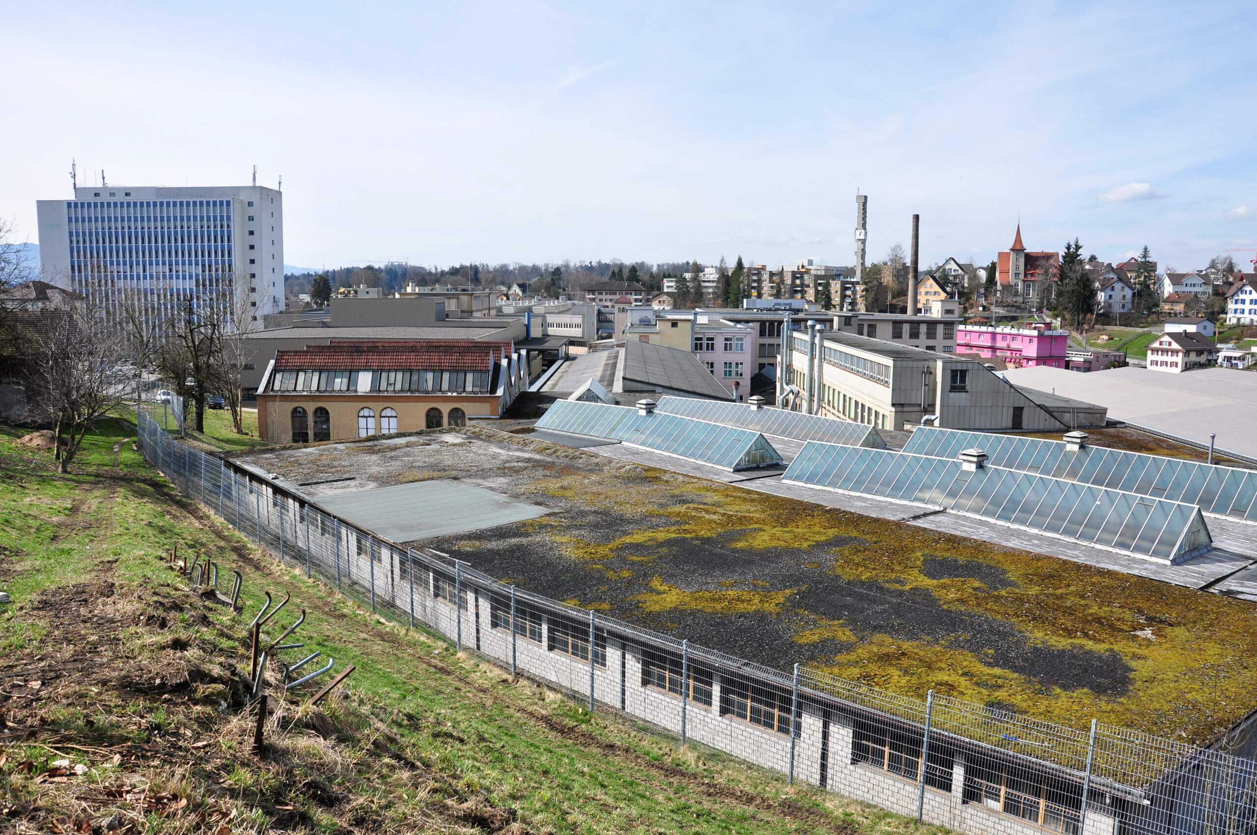 Joweid, der Ort, an dem sich Wirtschaft und Vielseitigkeit vereint | Seit dem 19. Jahrhundert prägen Fabriken das Joweid Areal in Rüti. Den Anfang machte die Maschinenfabrik von Caspar Honegger. Dank seines sozialen Engagements und der fairen Behandlung seiner Mitarbeitenden wurde die Fabrik zu einem beliebten Arbeitgeber. Viele Menschen zogen nach Rüti, um hier zu arbeiten, was das Dorf zu einem wachsenden und lebendigen Standort machte. Entlang der Strassen entstanden zahlreiche Restaurants und Wohnhäuser . 7860ee58 a9dd 4f34 bd82 fd5a198a6d61 scaled |