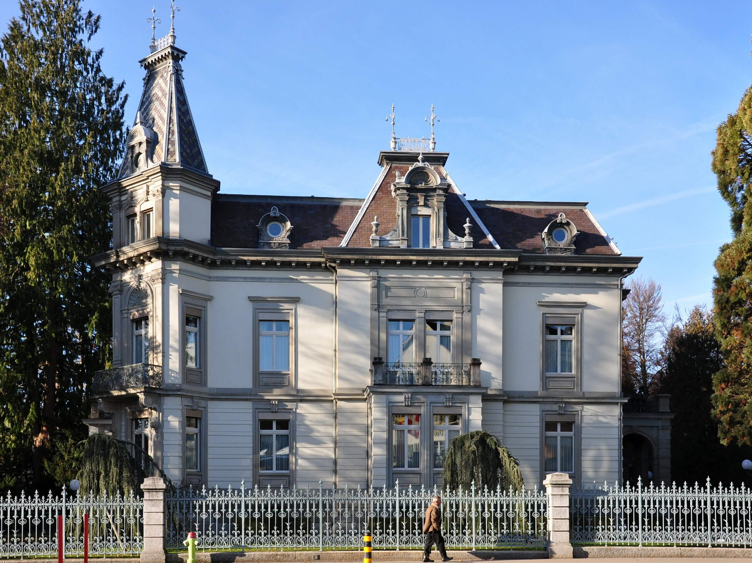 Die Villen von Rüti – Häuser mit Geschichte | In dieser Folge tauchen wir ein in die Welt der Rütner Villen: Wir sprechen über ihre Geschichte, die Menschen, die sie bewohnten, und die Architektur, die noch heute beeindruckt. 8e2344bc cdc9 4632 b1e0 f1f6b46583fe scaled |