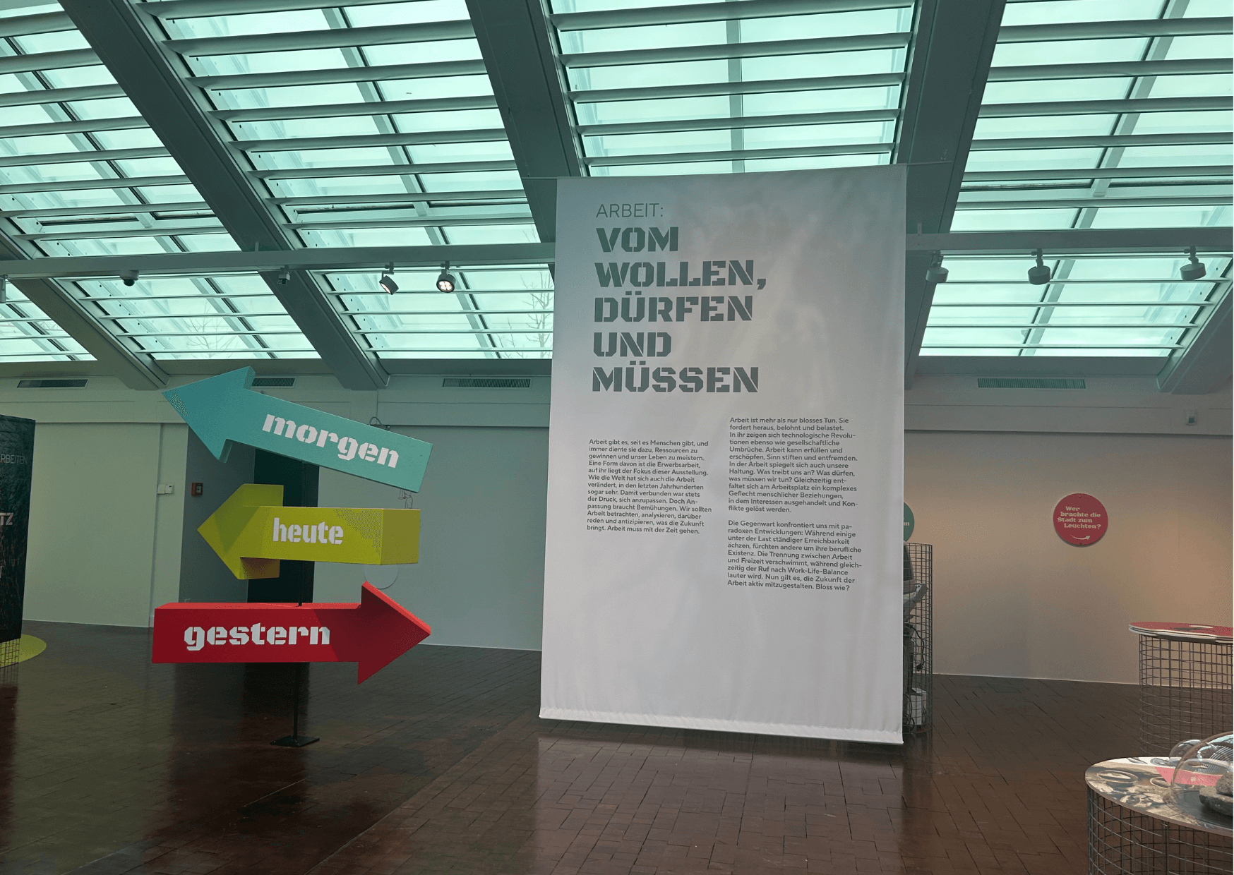Arbeit: Vom Wollen, Dürfen und Müssen | In meinem neuesten Radiobeitrag nehme ich euch mit auf einen Rundgang durch die Ausstellung „Arbeit: Vom Wollen, Dürfen und Müssen“, die aktuell im Vögele-Kulturzentrum Pfäffikon SZ zu sehen ist. Begleitet werde ich von der Kuratorin Karolina Widła, die spannende Einblicke in die ausgestellten Themen gibt. Arbeit Vom wollen duerfen und muessen |