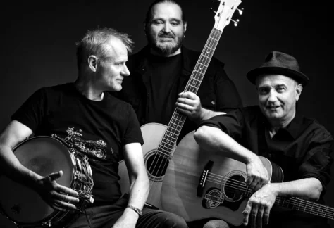 Bluezballz: Rhythm and Blues Night | Warmer, fetter und melodiöser Blues vom Feinsten ist das Markenzeichen von BLUEZBALLZ. Die drei Profimusiker aus der Region Bern beherrschen die volle Bandbreite von Blues über Country, Funk und Balladen bis hin zum Rock und haben ihren ausgezeichneten Ruf als Geheimtipp der Szene längst gerechtfertigt. Sie grooven, bluezen, rocken und funken voller Lebensfreude und Leidenschaft. Wenn sie so richtig loslegen, geht voll die Party ab! Bluezballz Insta |