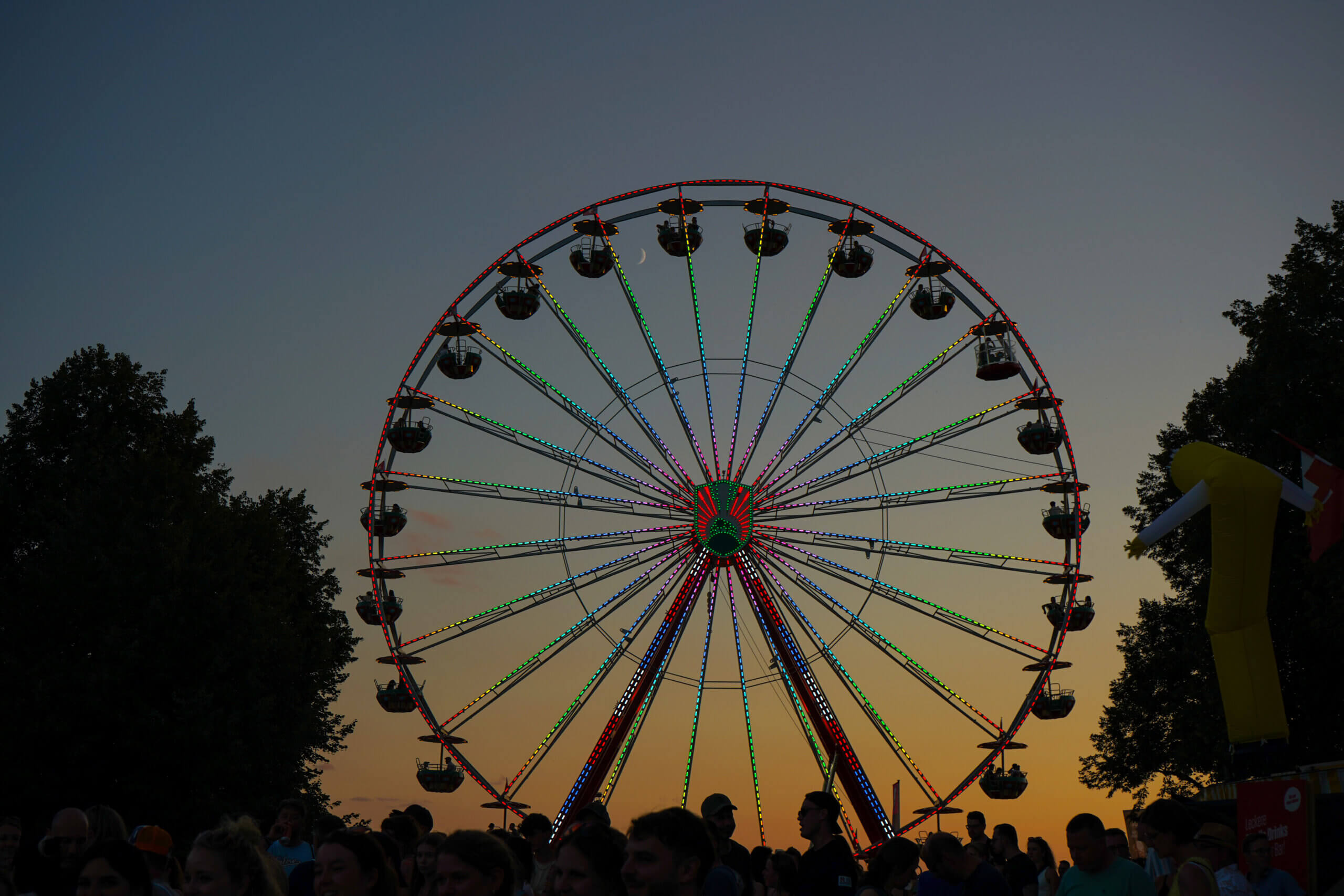 Heitere Open Air 2024: Ein unvergessliches Musikfestival in Zofingen | Wer dieses Jahr den Regenanzug dabei hatte, lag wohl ordentlich falsch! Das Wetter am diesjährigen Heitere zeigte sich in Zofingen von seiner besten Seite. Sommerliche Temperaturen und sonnige Tage begleitete das Aargauer Musikfestival. Begonnen hat das Heitere bereits am Freitag Abend. Nicht wenige der Besucher reisten direkt von der Arbeit ans Heitere, schliesslich hatte der Freitagabend so einiges zu bieten! Internationale Musiker wie ClockClock, GIMS, Sam Feldt und der deutsche Rapper Cro gestalteten das Musikprogramm am Freitag Abend. Den Abschluss vom Freitag Abend wurde durch den holländischen DJ Sam Feldt gemacht, welcher die Stimmung unter dem Publikum nochmals richtig aufpushte. DSC00220 scaled |