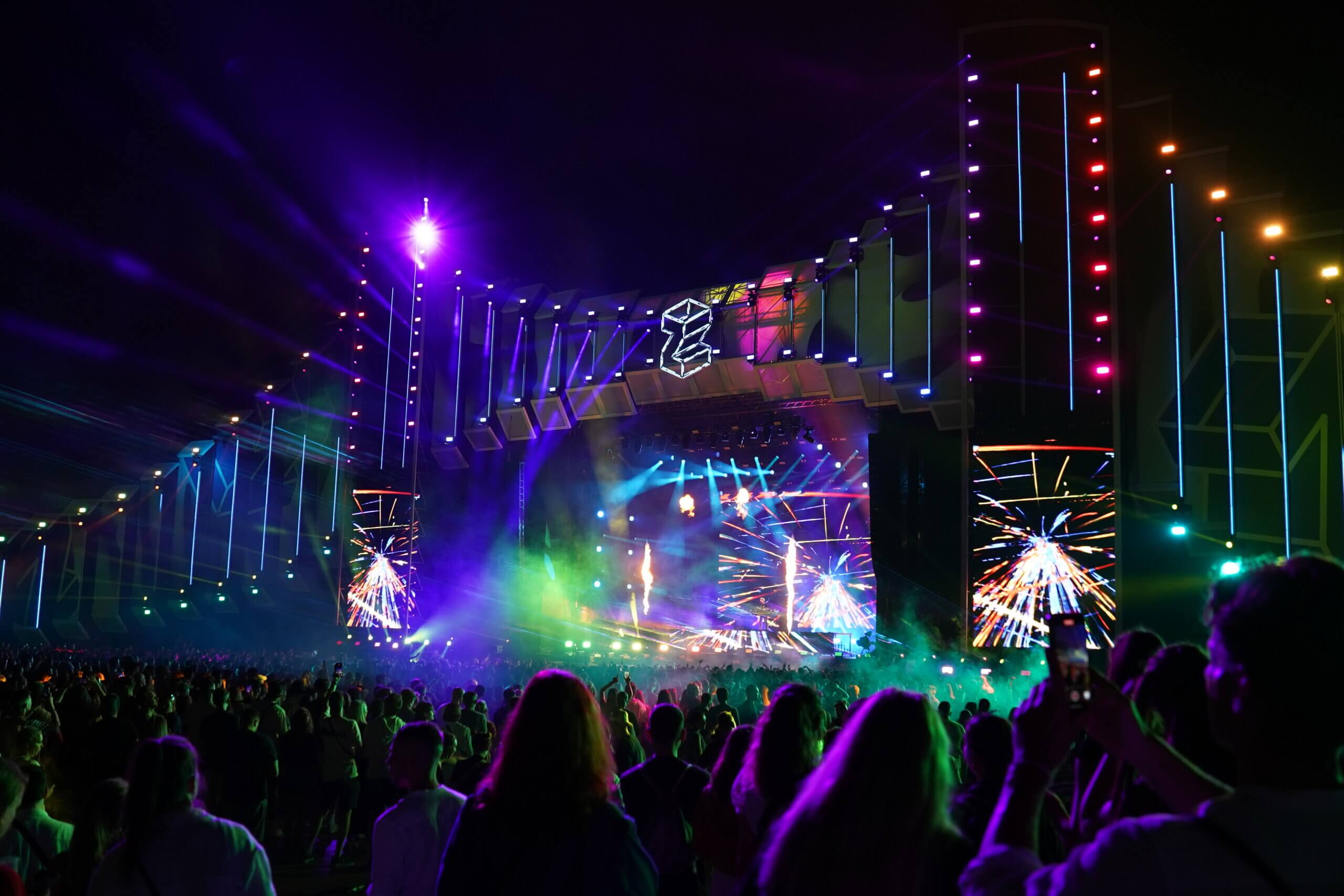 Zürich Openair 2024: Wo Musik, Kultur und Party verschmelzen | Geprägt wurde das erste Festivalwochende durch den Top Act Sam Smith, Nemo und Macklemore. Sam Smith welcher erst gerade vor kurzem in Zürich im ausverkauftem Stadion spielte, kam bei den Besucher des Zürich Openairs besonders gut an. Seine Musik liess das Publikum richtig mitreissen und so sorgte Sam Smith für eine schöne Atmosphäre am ersten Festivaltag. Ebenfalls für gute Stimmung sorgte der weltbekannte DJ Martin Garrix und Armin Van Buuren. Am zweiten Festivaltag ging es weiter mit den ESC Gewinner Nemo. Besonders Louis Tomlinson schien beim Publikum stark beliebt zu sein und so warteten mehrere Fans bereits mehrere Stunden vor Geländeöffnung auf den Einlass, um beim Konzert von Louis ganz vorne zu sein. Der Abend wurde auch noch durch den Rapper Macklemore geprägt, welcher seinen Auftritt jeweils auch für umstrittene, politische Äusserungen nutzt. DSC03857 scaled |