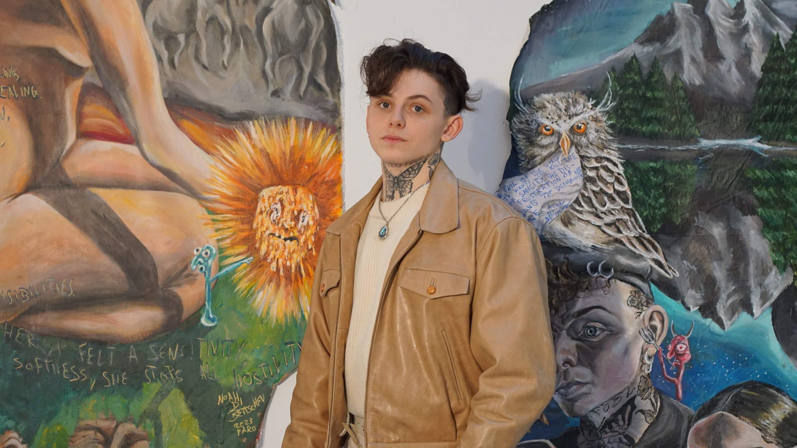 Künstler Noah Di Bettschen sagt der elitären Kunstszene den Kampf an | Noah Di Bettschen ist ein Künstler aus Zürich, aufgewachsen im Toggenburg. Heute lebt er mit seiner Partnerin in Paris. Seine Gemälde stellte er bereits in New York, Paris und derzeit in Zürich aus. Als Kind starb sein drogenabhängiger Vater bei einem Unfall. Das beschäftigt Di Bettschen noch heute. Mit 16 Jahren lief er von zuhause weg und kam bei seiner damaligen Freundin in Zürich unter. DSC04291 scaled |