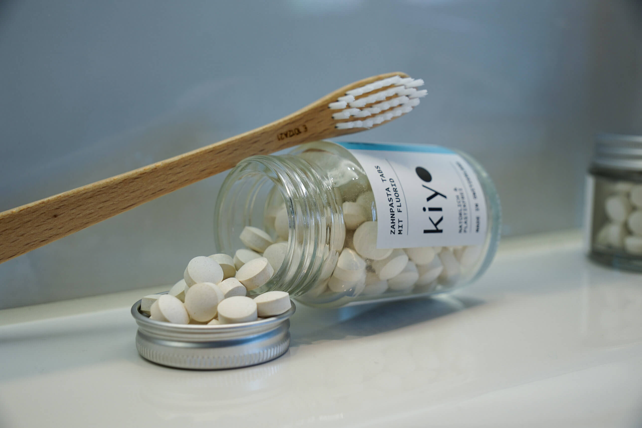 Kiyo: Nachhaltige Zahnpflegeprodukte im Test bei Radio Summernight | Die Zahnpasta Tabs von Kiyo sind eine umweltfreundliche Alternative zur herkömmlichen Zahnpasta. Sie bestehen aus 100 % natürlichen Inhaltsstoffen, sind vegan, frei von Mikroplastik und Konservierungsstoffen und werden in der Schweiz entwickelt und produziert. Ein Glas enthält mindestens 124 Tabs, ausreichend für zwei Monate bei zweimal täglichem Zähneputzen. Besonders hervorzuheben ist die Vielfalt der Geschmacksrichtungen: Neben dem klassischen „Iced Mint“ gibt es auch Varianten wie „Zimt Schnägg“ und „Mandarindli Schnitz“. DSC05784 scaled |