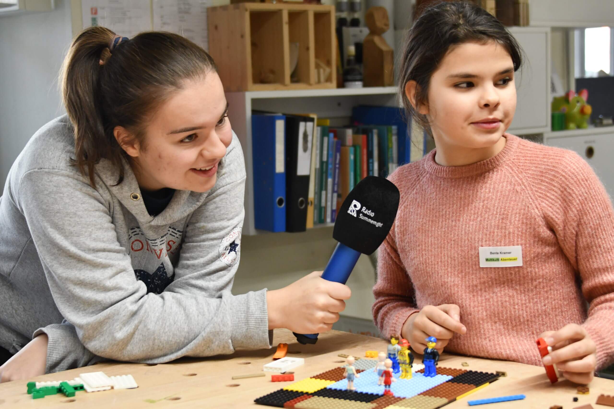 YouNews bei Radio Summernight | Tauche einen Tag lang in die Grundlagen des Radios und Journalismus ein. Du planst eine Radiosendung, die live ausgestrahlt wird, schreibst Newsbeiträge und veröffentlichst Berichte. An diesem unvergesslichen Tag erlebst du die gesamte Vielfalt des Radiojournalismus. Sei dabei, erhalte Einblicke ins Radio und gestalte unser Programm mit! DSC 5592 scaled |