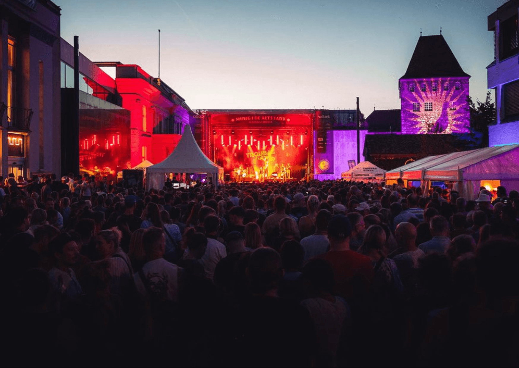 Musig i de Altstadt 2023 | Am 11. & 12. August verwandelte sich die malerische Altstadt von Aarau in eine Bühne für klangvolle Erlebnisse und musikalische Vielfalt. Von Eastern Folk über mitreissenden Jazz bis hin zu modernen Indie-Pop-Klängen – hier war für jeden Geschmack etwas dabei. Die Veranstaltung brachte nicht nur lokale Talente, sondern auch internationale Künstler auf die Bühne, die ihr Publikum mit ihrem Können und ihrer Leidenschaft begeisterten. IMG 0045 |